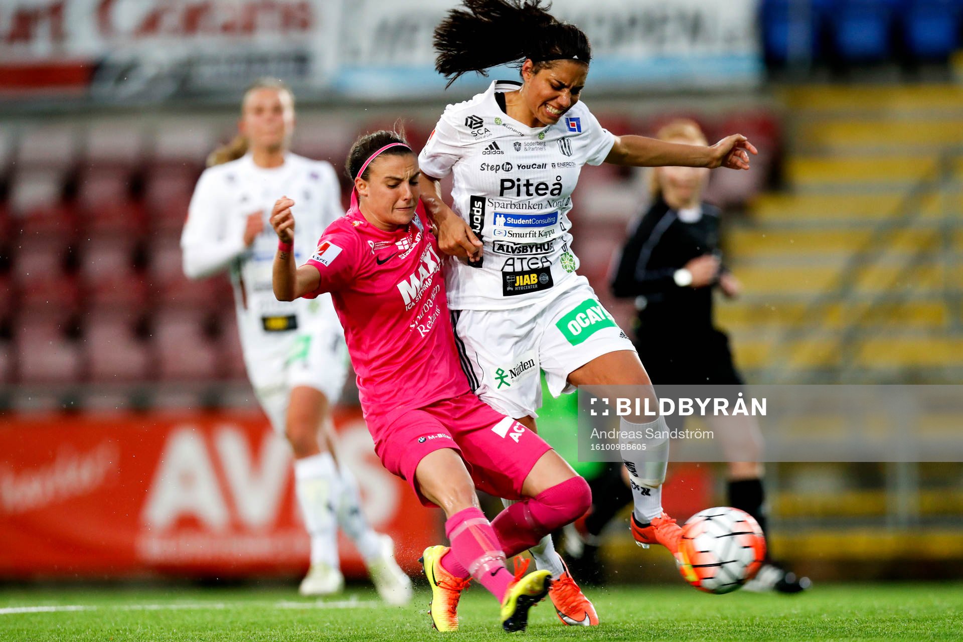 Piteås Tempest-Marie Norlin och Eskilstunas Chloe Logarzo under fotbollsmatchen i Damallsvenskan mellan Eskilstuna och Piteå den 9 Oktober 2016 i Eskilstuna.