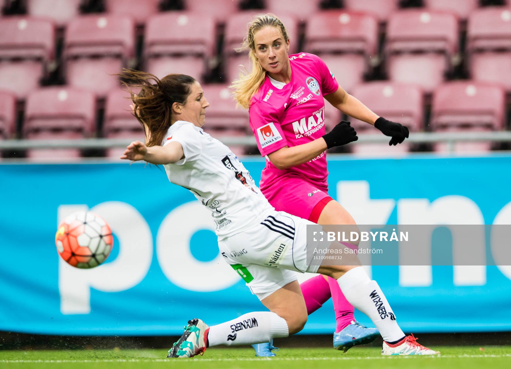 Eskilstunas Ingrid Schjelderup och Piteås Josefin Johansson under fotbollsmatchen i Damallsvenskan mellan Eskilstuna och Piteå den 9 Oktober 2016 i Eskilstuna.