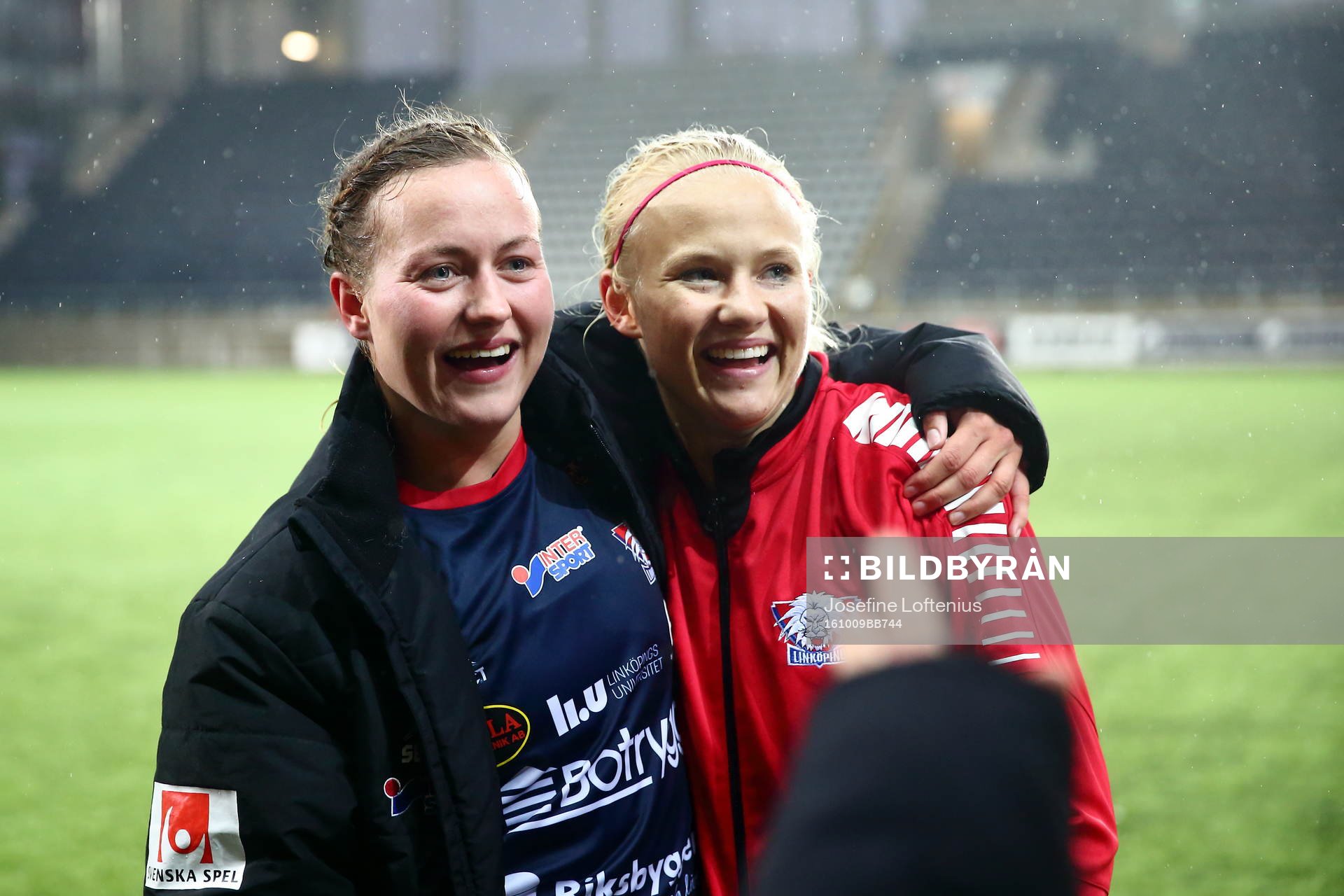 Linköpings Kristine Minde och Pernille Harder jublar