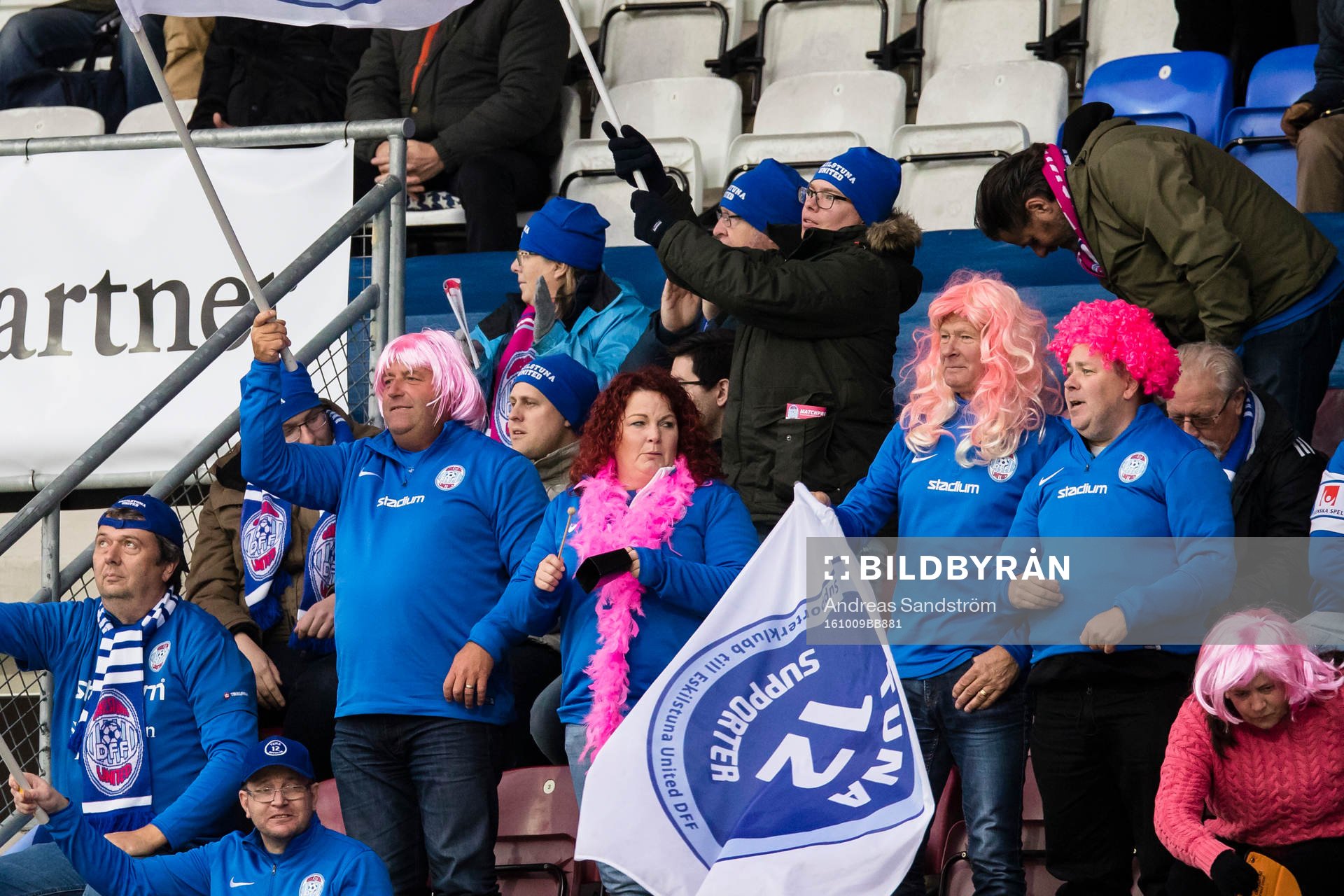 Eskilstuna-supportar med rosa peruker
