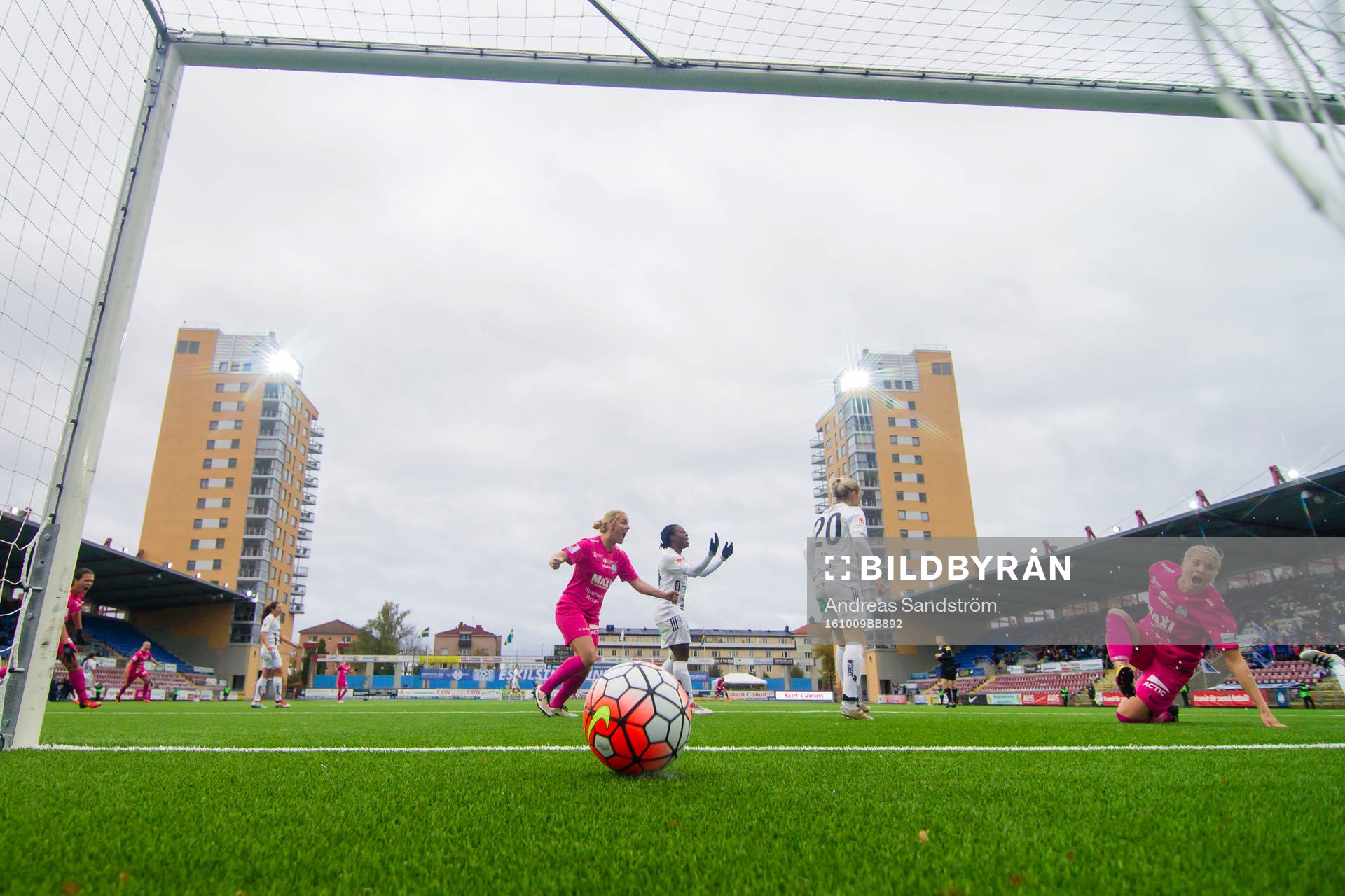 Eskilstunas Annica Svensson (h) jublar efter att ha gjort 2-2 under fotbollsmatchen i Damallsvenskan mellan Eskilstuna och Piteå den 9 Oktober 2016 i Eskilstuna.