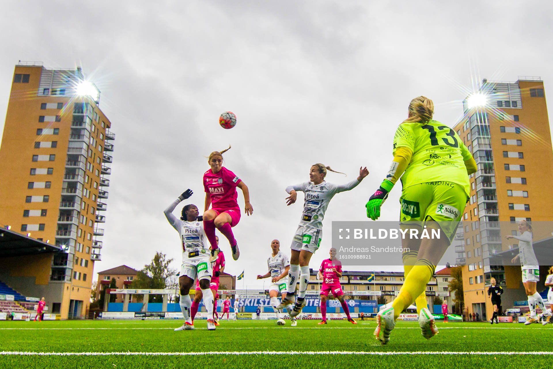 Eskilstunas Mimmi Larsson och Piteås Emelie Lövgren i en