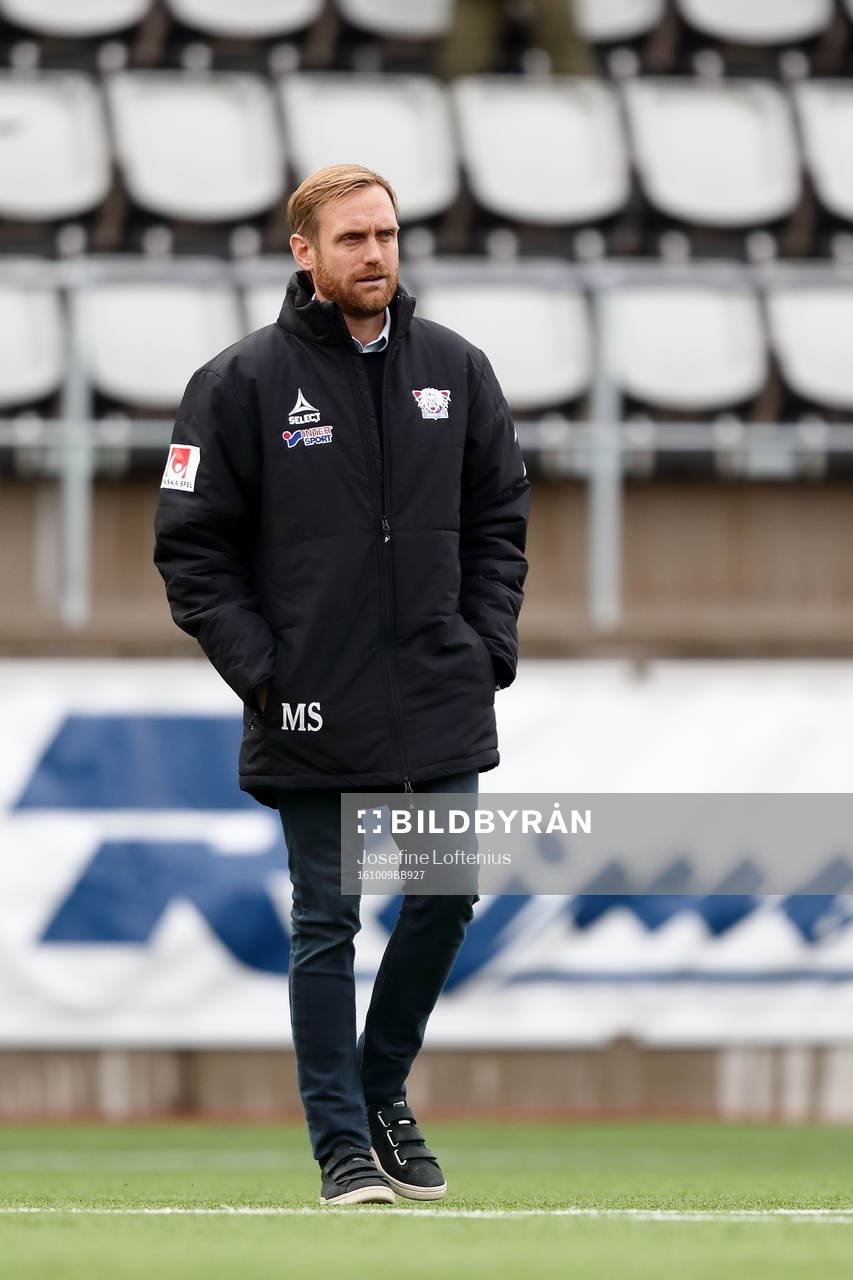 Linköpings tränare Martin Sjögren innan  fotbollsmatchen