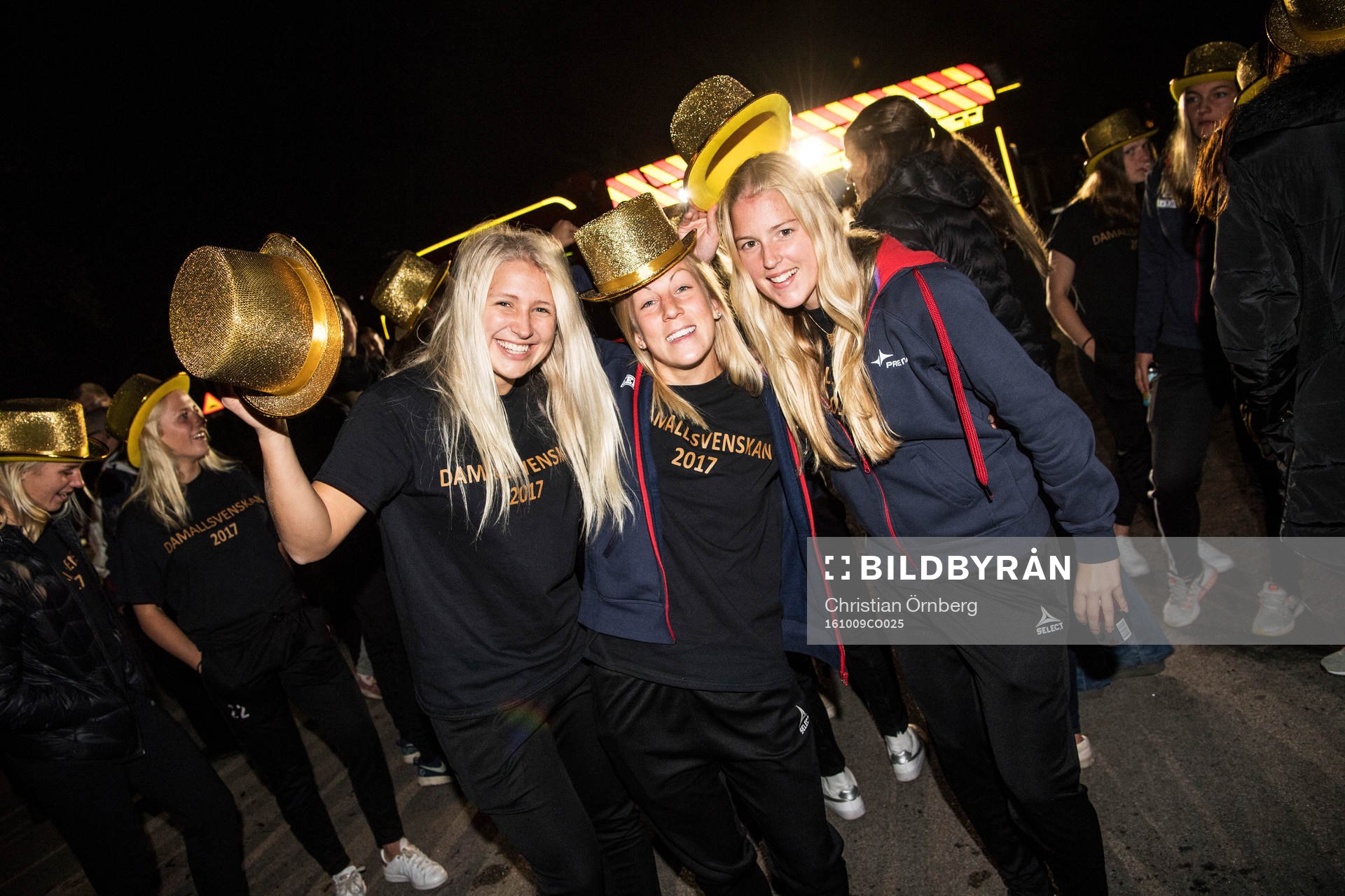 Johanna Ejdelind, Mia Persson och Michaela Johnsson under LB07:s firande hemma i Limhamn av avancemanget till damallsvenskan den 9 oktober 2016 i Malmö.