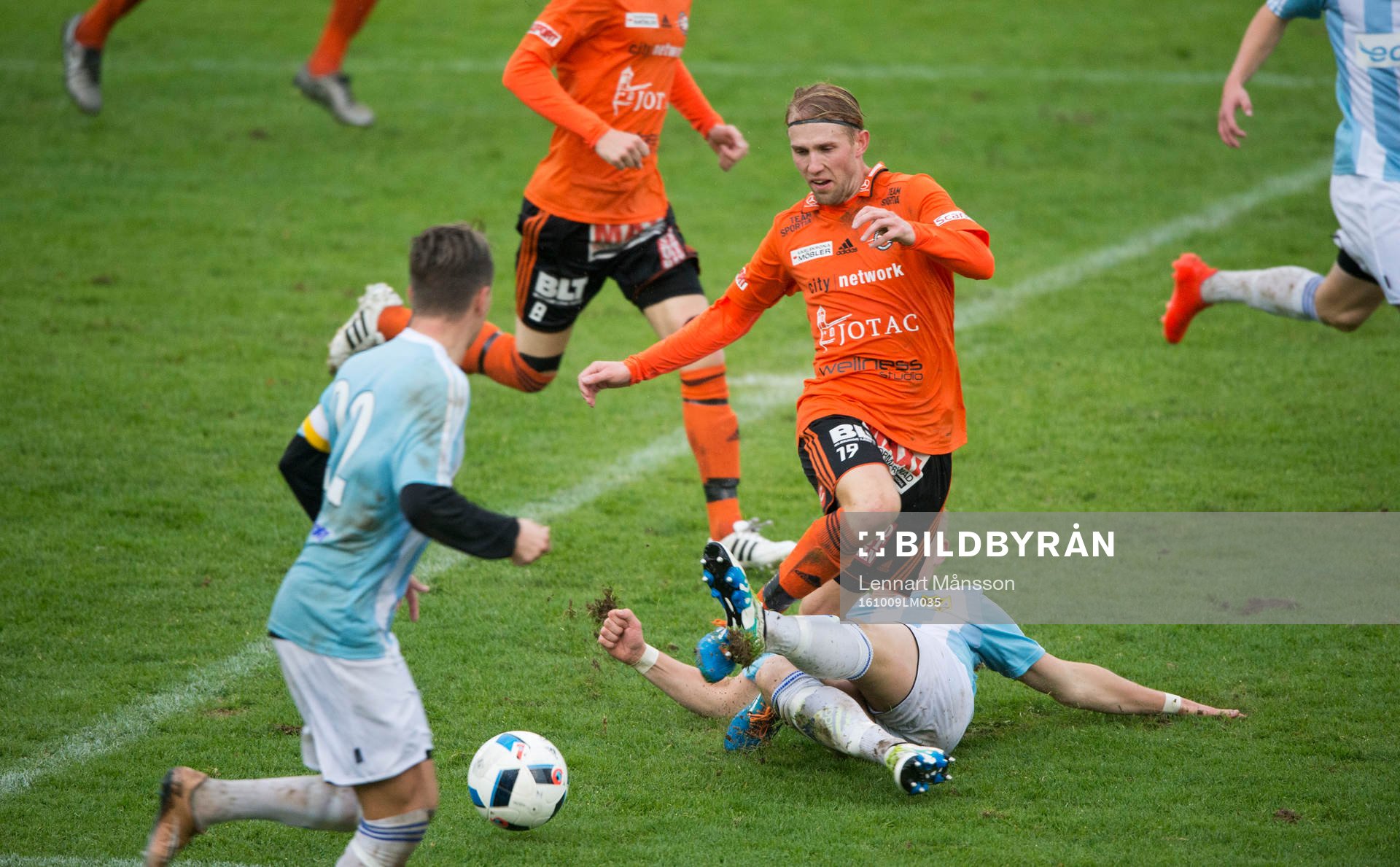9 IFK Hässleholms Linus Svensson glidtacklar i matchen i