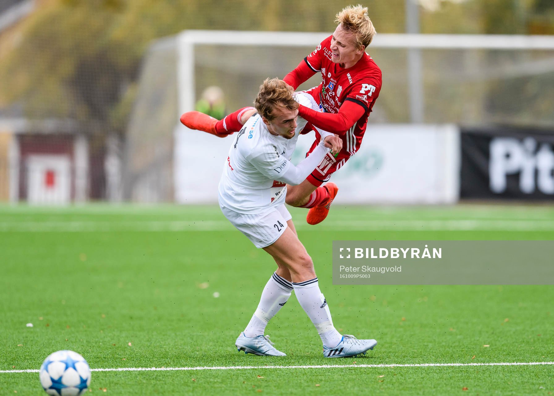 s Henrik Millbert kolliderar med Team TGs Linus Marklund