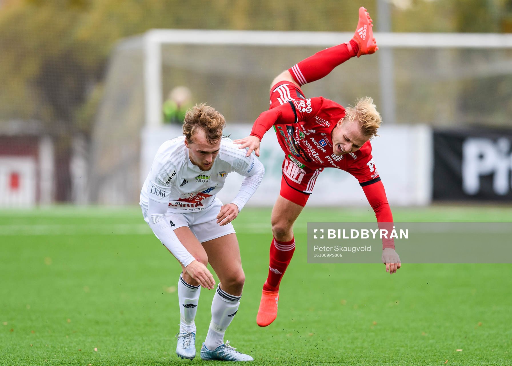 s Henrik Millbert kolliderar med Team TGs Linus Marklund