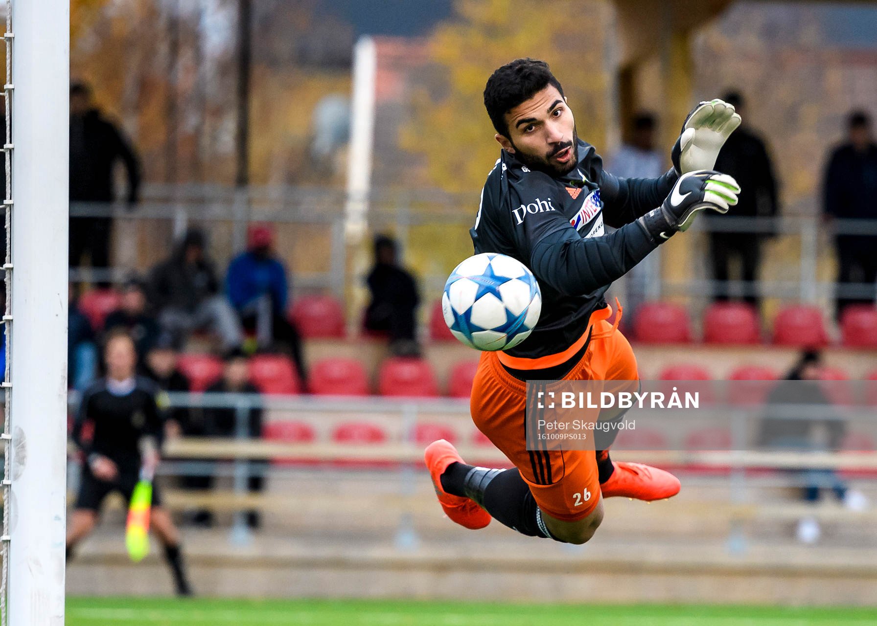 Team TGs målvakt Ahmed Al-Frali räddar ett skott från