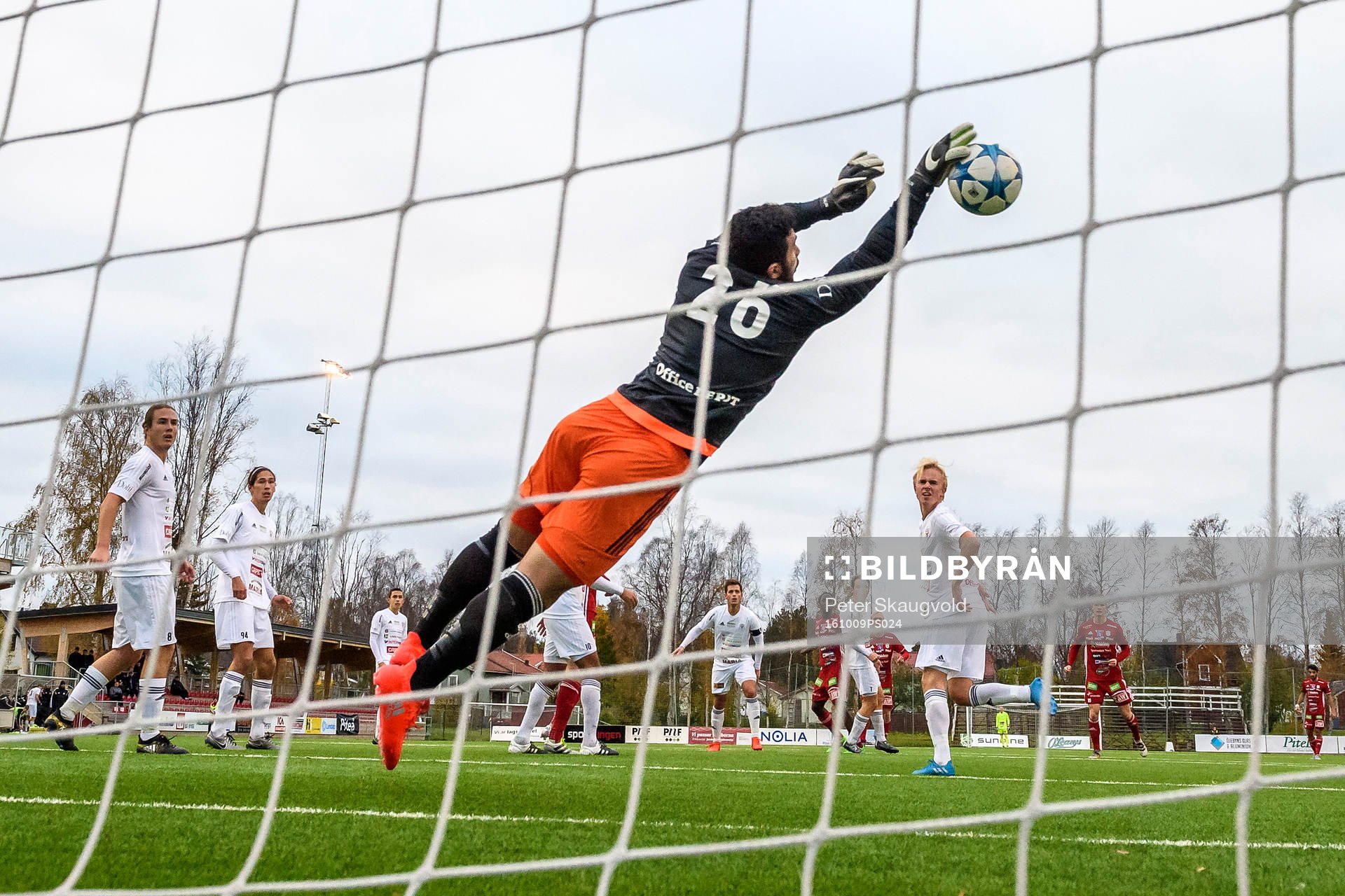 Team TGs målvakt Ahmed Al-Frali räddar ett skott från