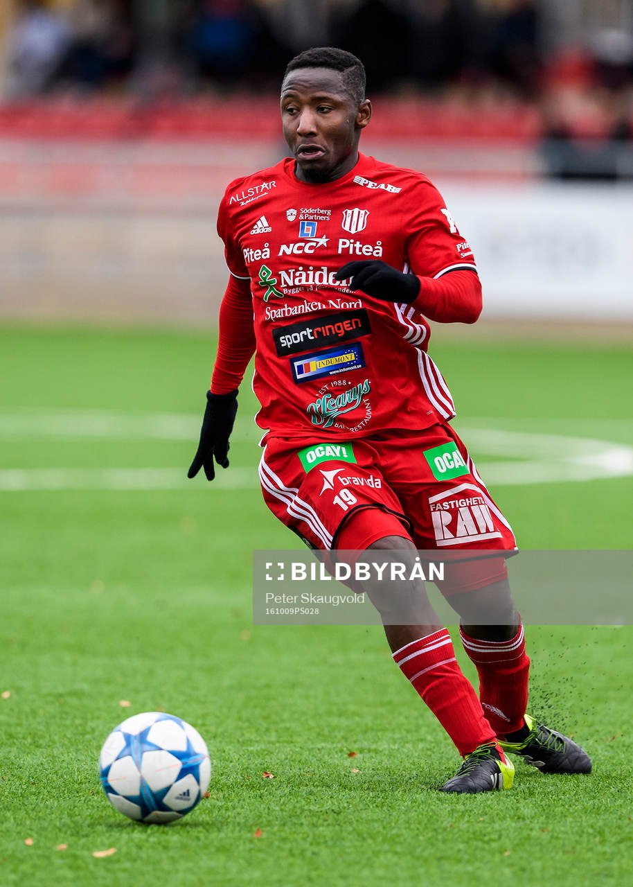 s Yanku Marrah med bollen