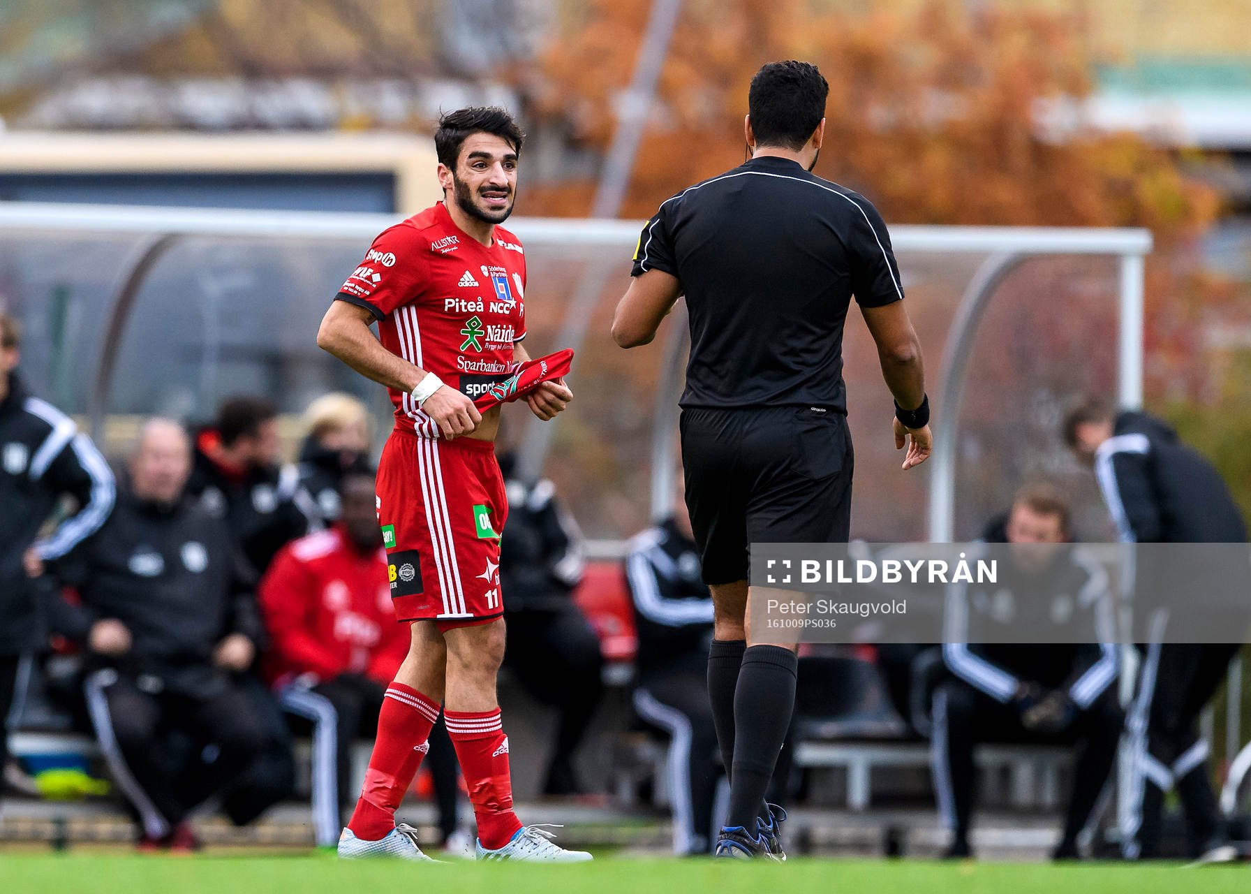 s Arish Nouri pratar med domare Mohamed Nabisi