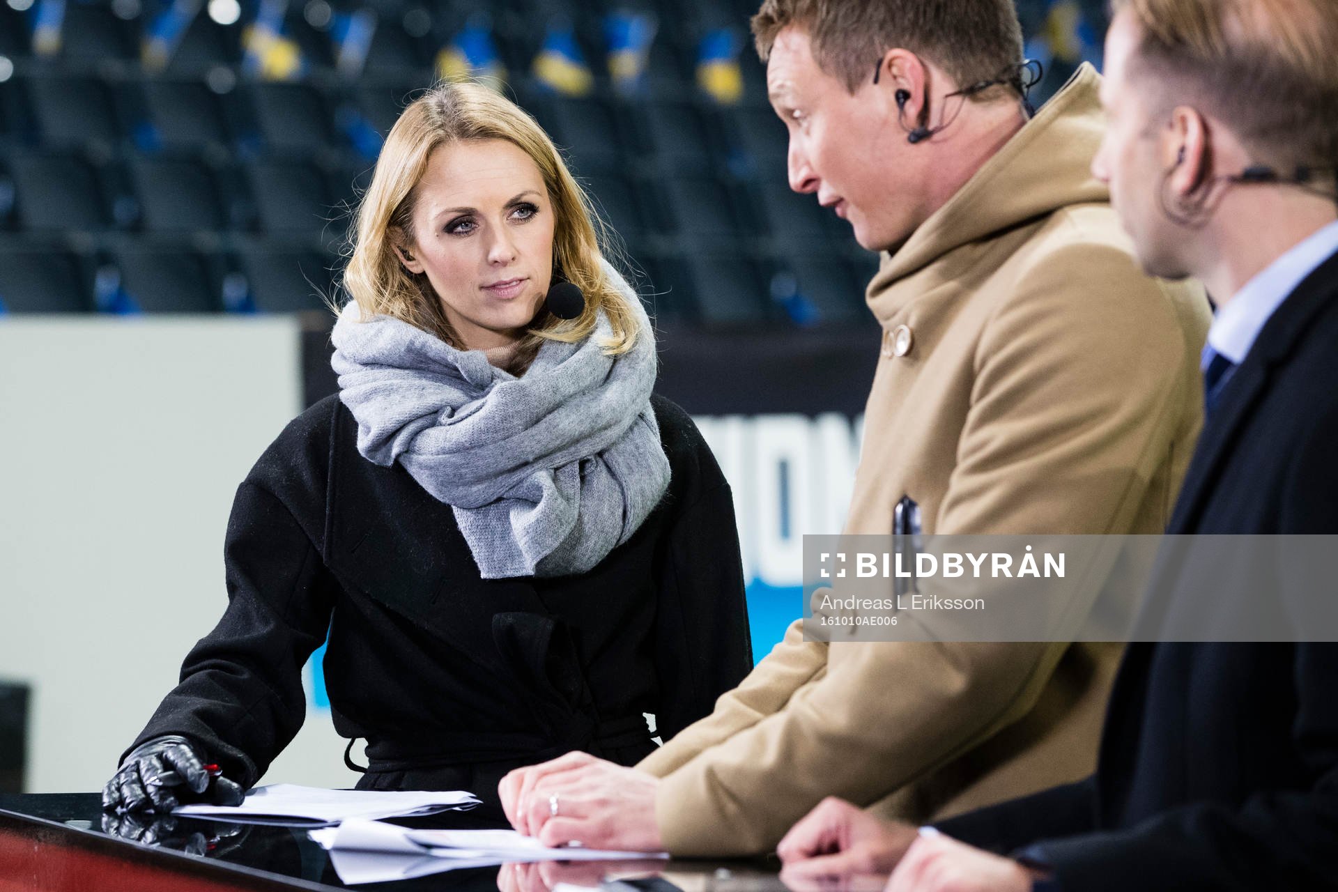 s Karin Frick i studion innan fotbollsmatchen i VM-kvalet