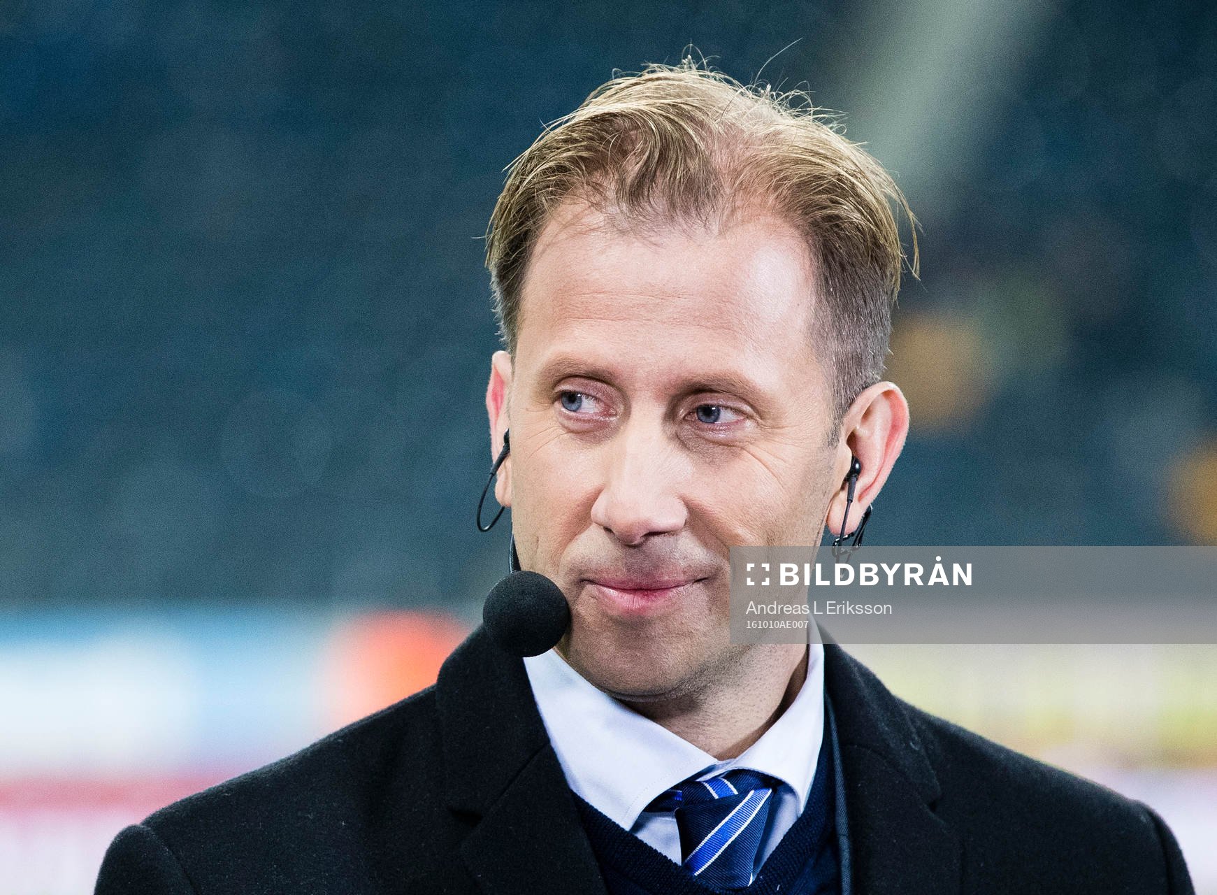 s Simon Bank i studion innan fotbollsmatchen i VM-kvalet