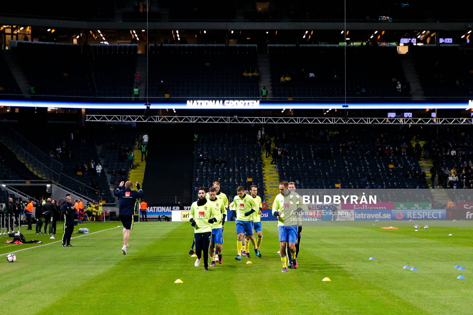 Sveriges spelare värmer upp före fotbollsmatchen i VM-kvalet mellan Sverige och Bulgarien den 10 oktober 2016 i Stockholm.