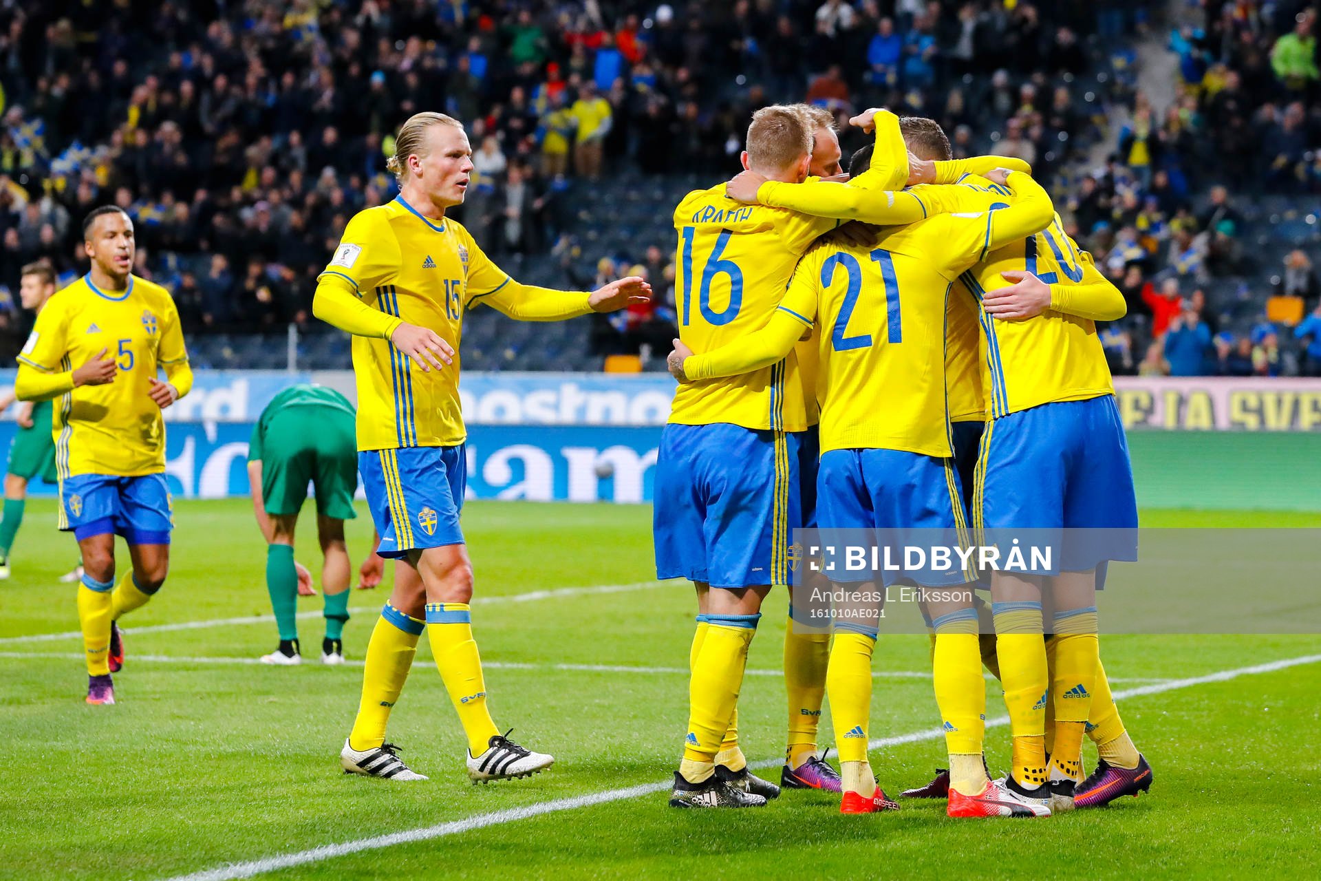 Sveriges Martin Olsson , Oscar Hiljemark, Emil Krafth ,