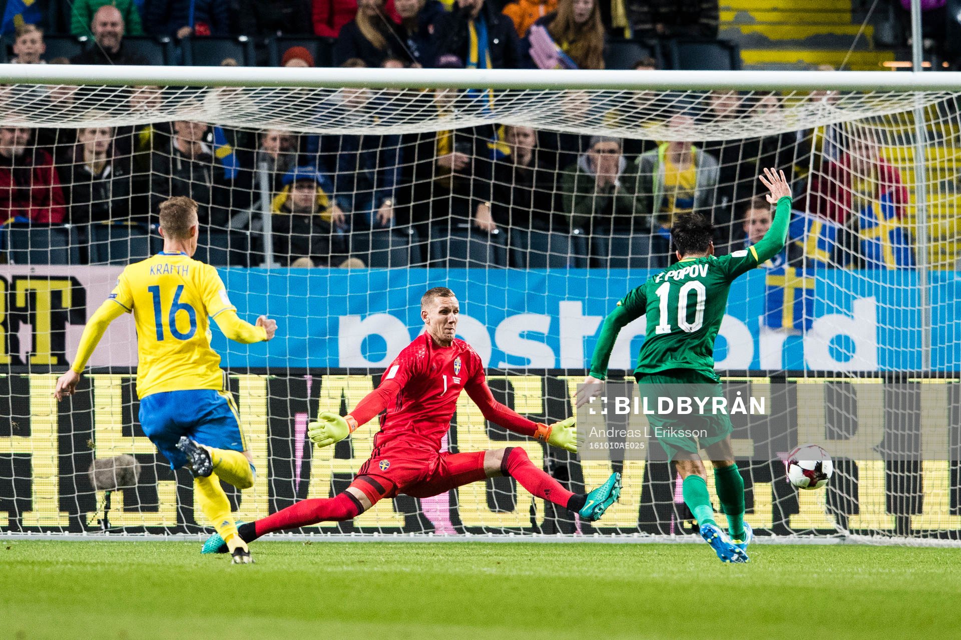 Sveriges Emil Krafth ser på när Sveriges målvakt Robin