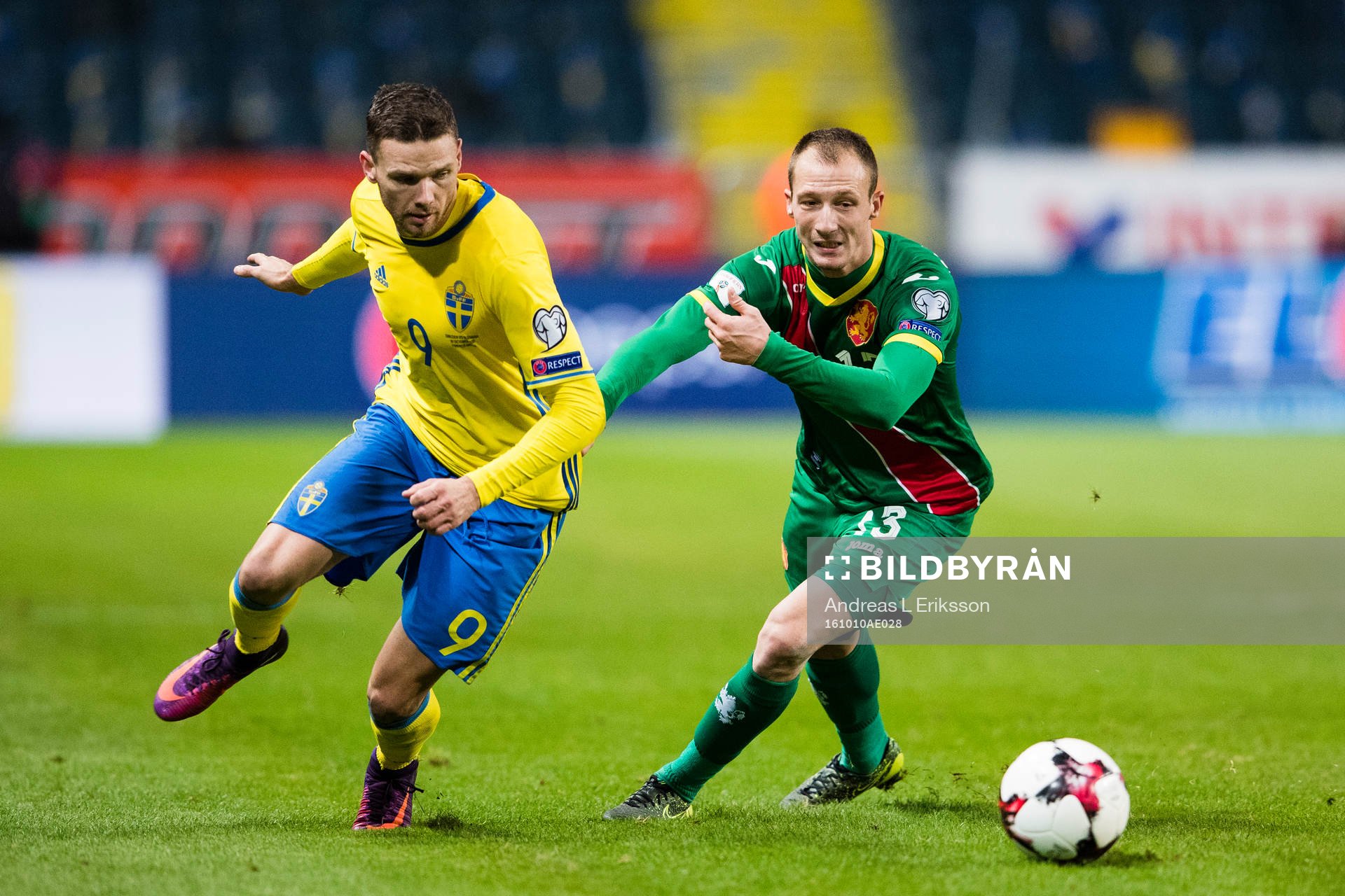 Sveriges Marcus Berg i kamp om bollen med Bulgariens Anton