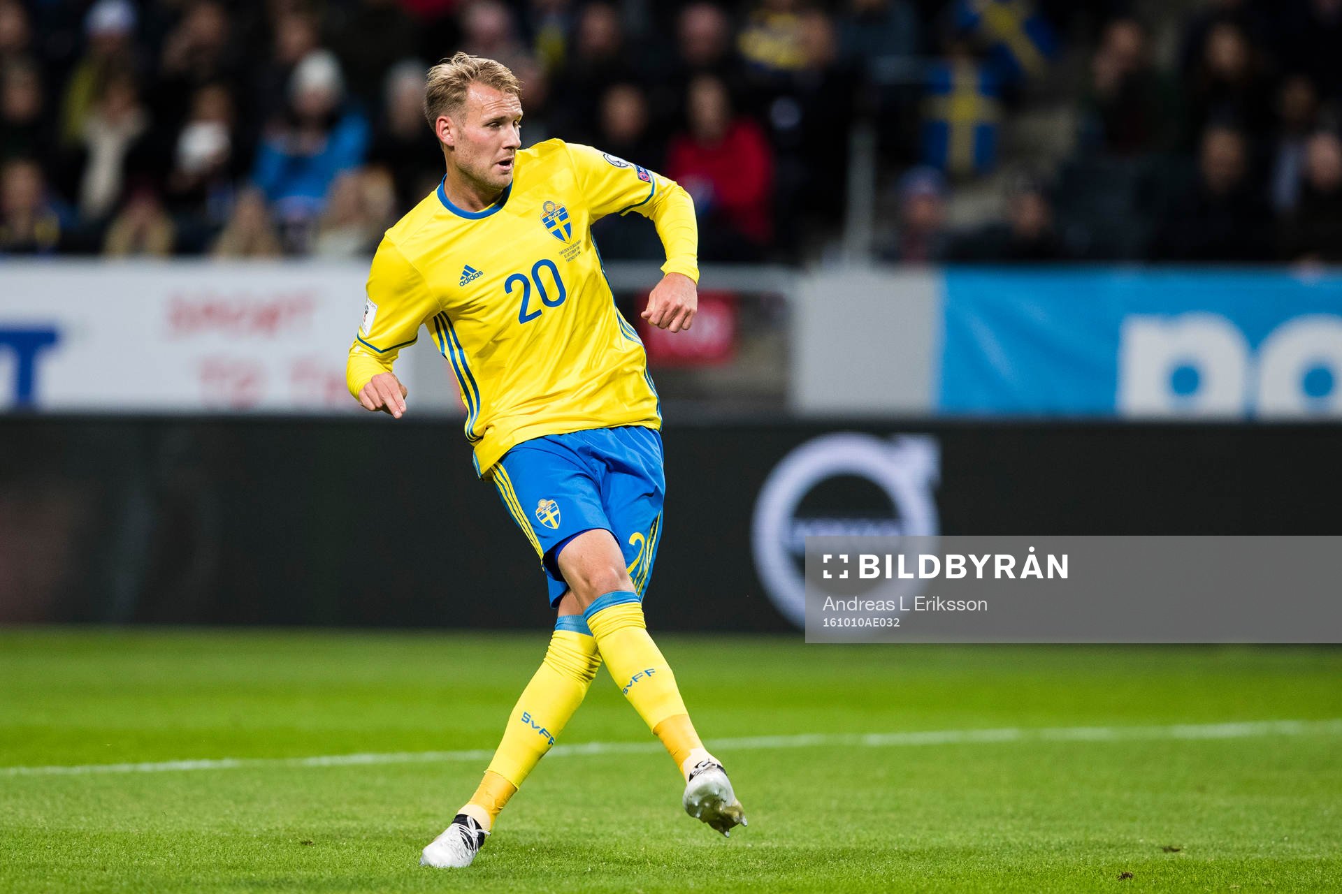 Sveriges Ola Toivonen med ett skott