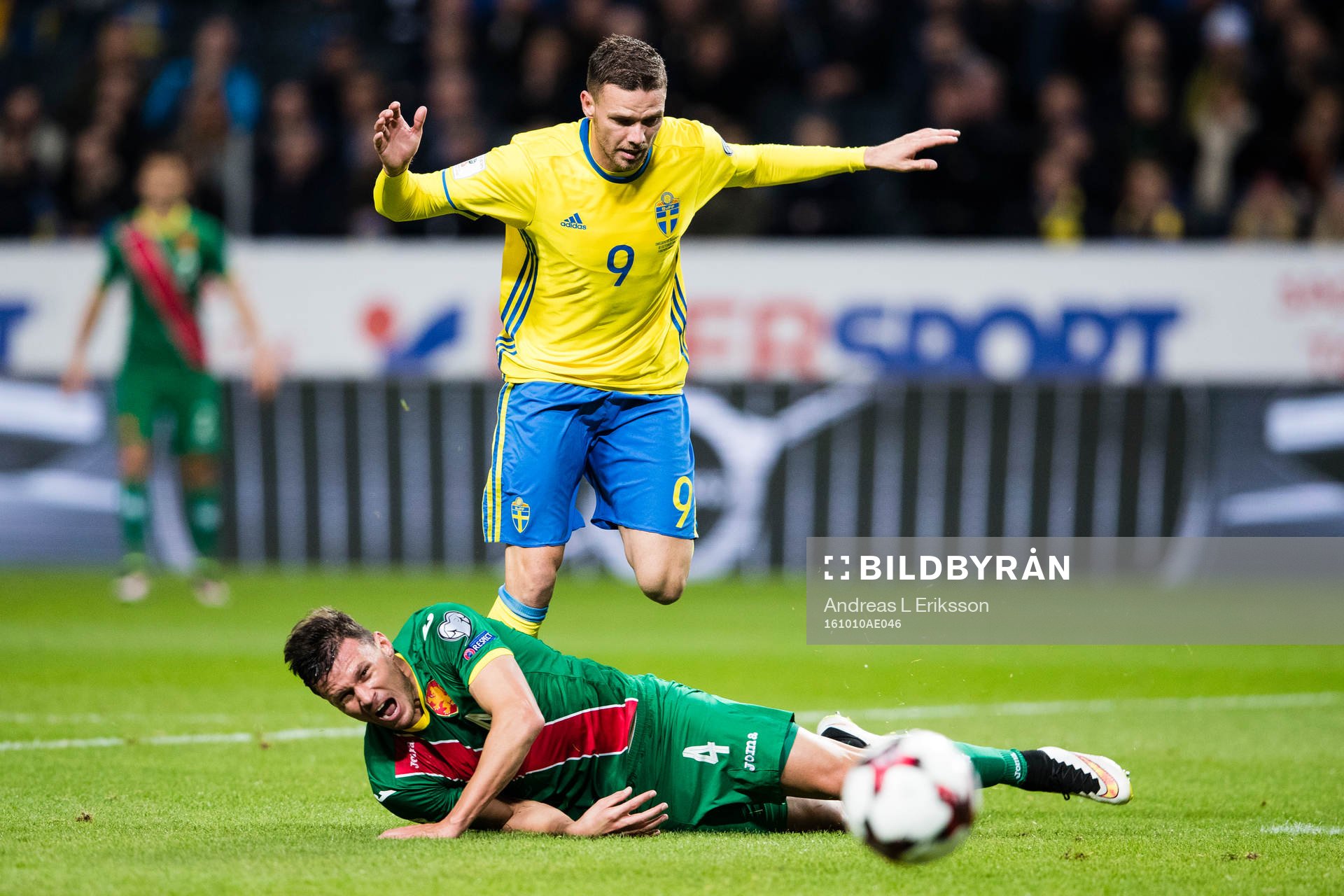 Sveriges Marcus Berg hoppar över Bulgariens Vasil Bozhikov