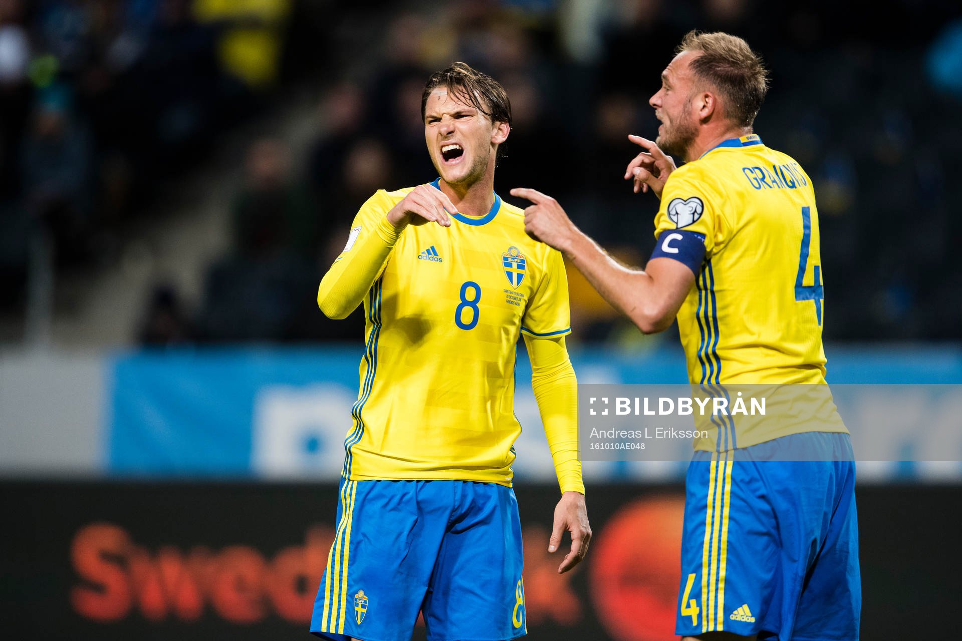 Sveriges Albin Ekdal och Andreas Granqvist gestikulerar