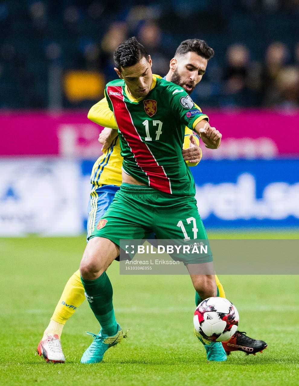 Sveriges Jimmy Durmaz i kamp om bollen med Bulgariens Georgi Milanov under fotbollsmatchen i VM-kvalet mellan Sverige och Bulgarien den 10 oktober 2016 i Stockholm.