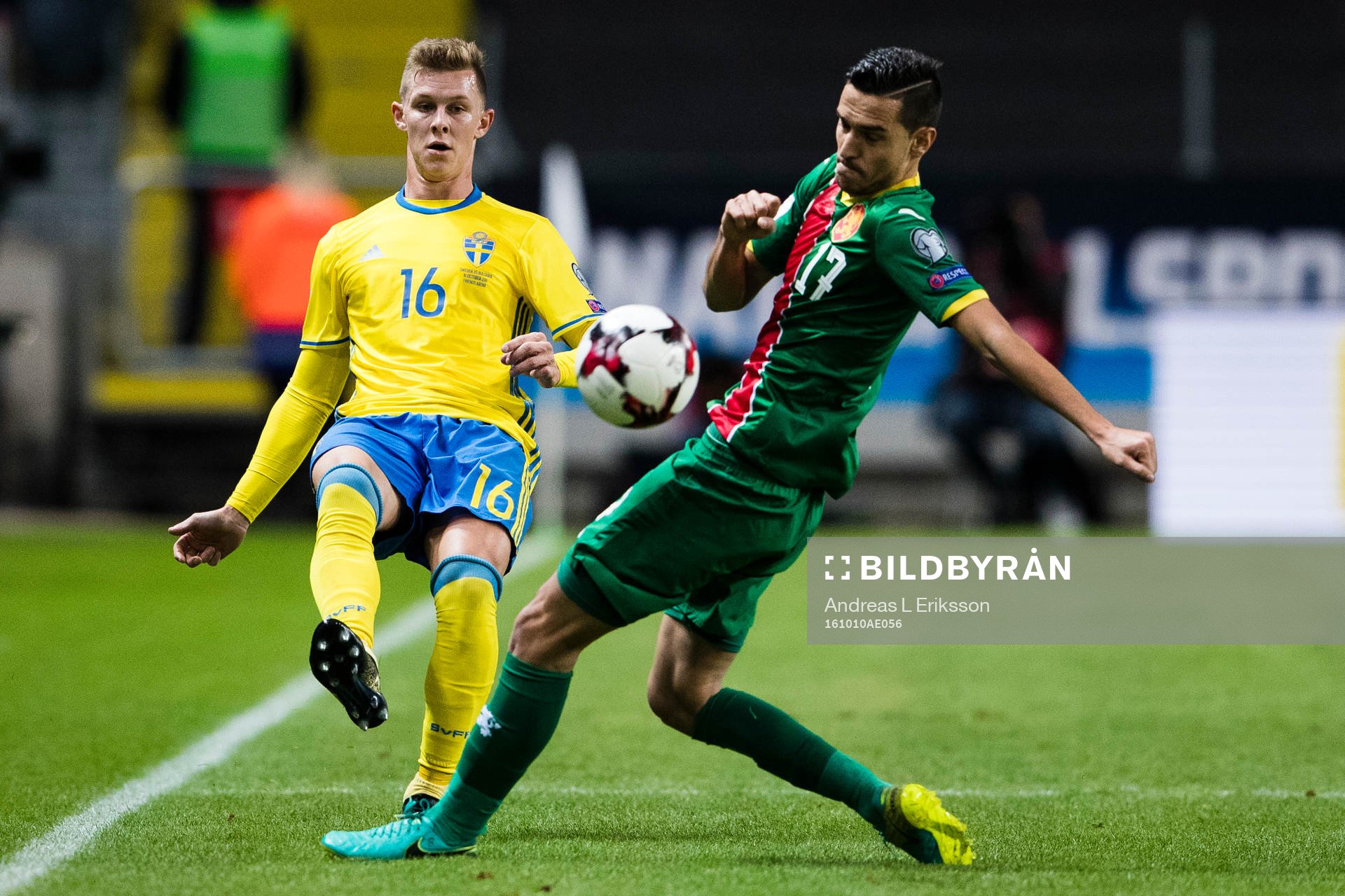 Sveriges Emil Krafth med en boll förbi Bulgariens Georgi Milanov under fotbollsmatchen i VM-kvalet mellan Sverige och Bulgarien den 10 oktober 2016 i Stockholm.