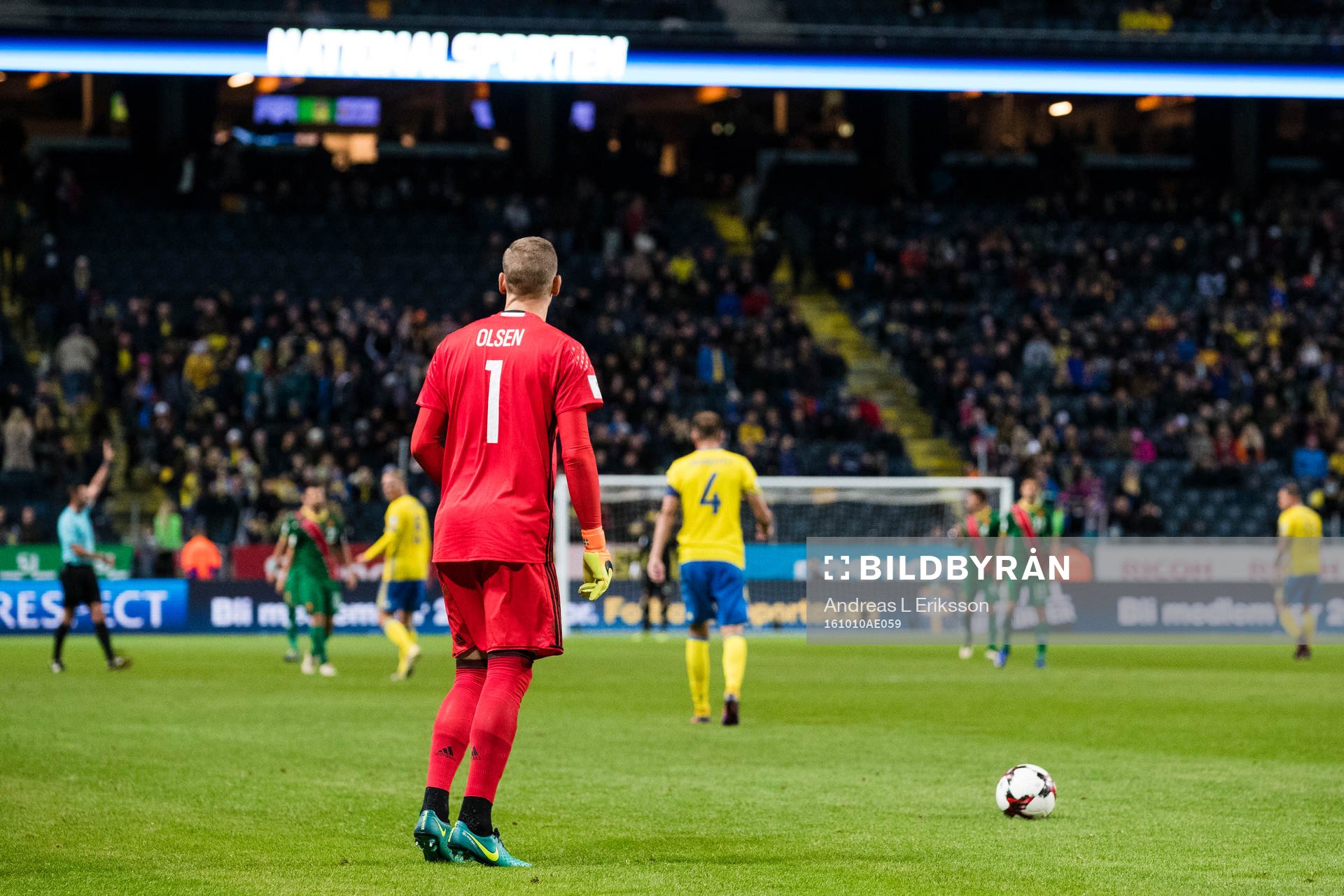 Sveriges målvakt Robin Olsen med en frispark