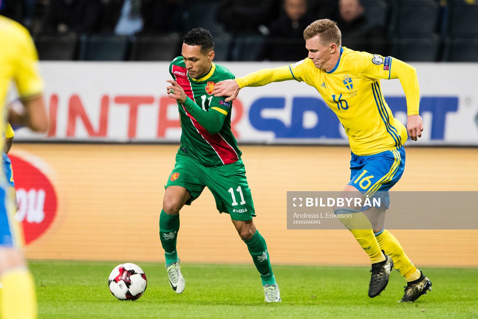 Bulgariens Marcelinho och Sveriges Emil Krafth