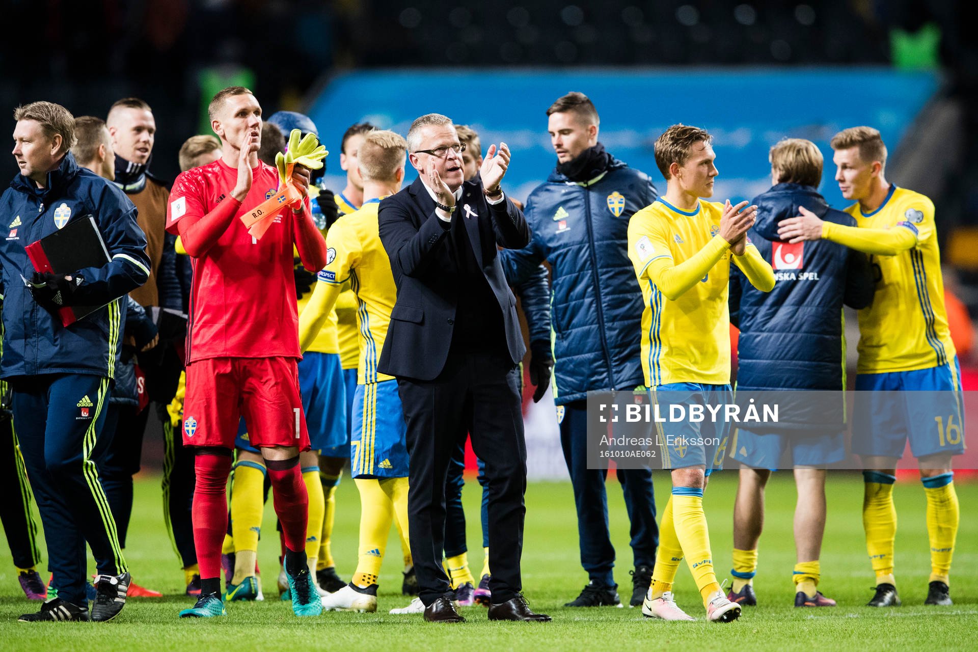 Sveriges målvakt Robin Olsen, förbundskapten Janne