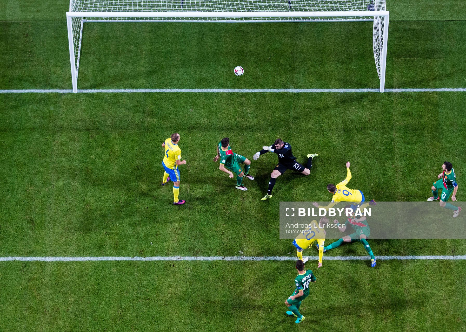 Sveriges Ola Toivonen gör 1-0 bakom Bulgariens målvakt
