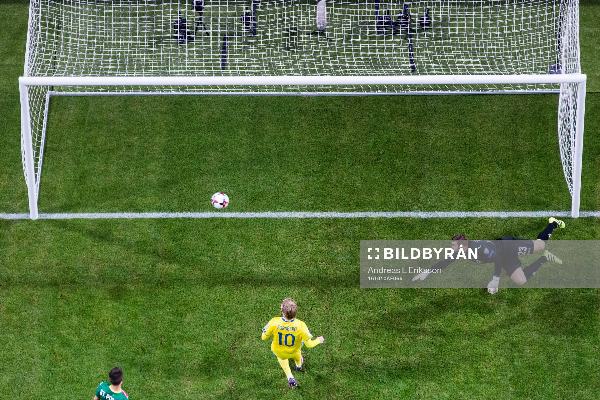 Sveriges Emil Forsberg och Bulgariens målvakt Vladislav
