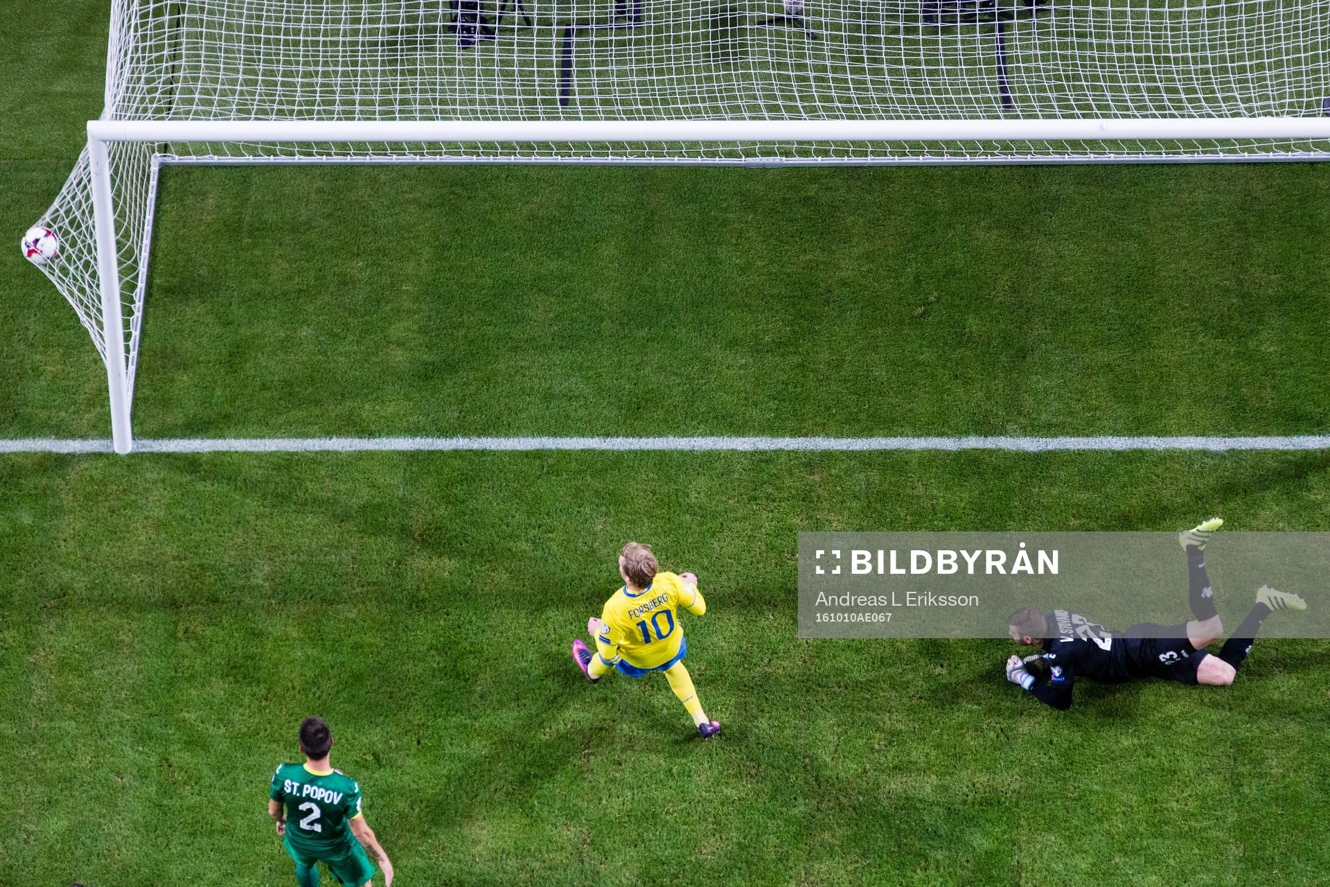 Sveriges Emil Forsberg och Bulgariens målvakt Vladislav
