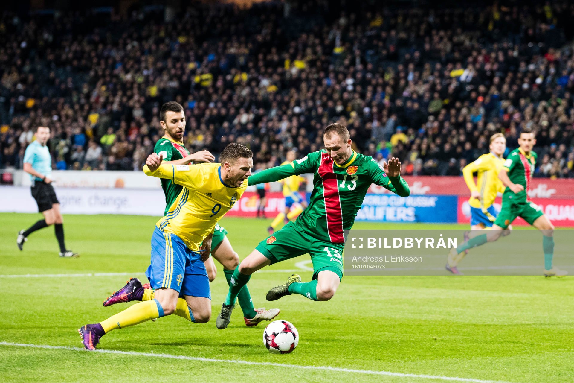 Sveriges Marcus Berg och Bulgariens Anton Nedyalkov i kamp