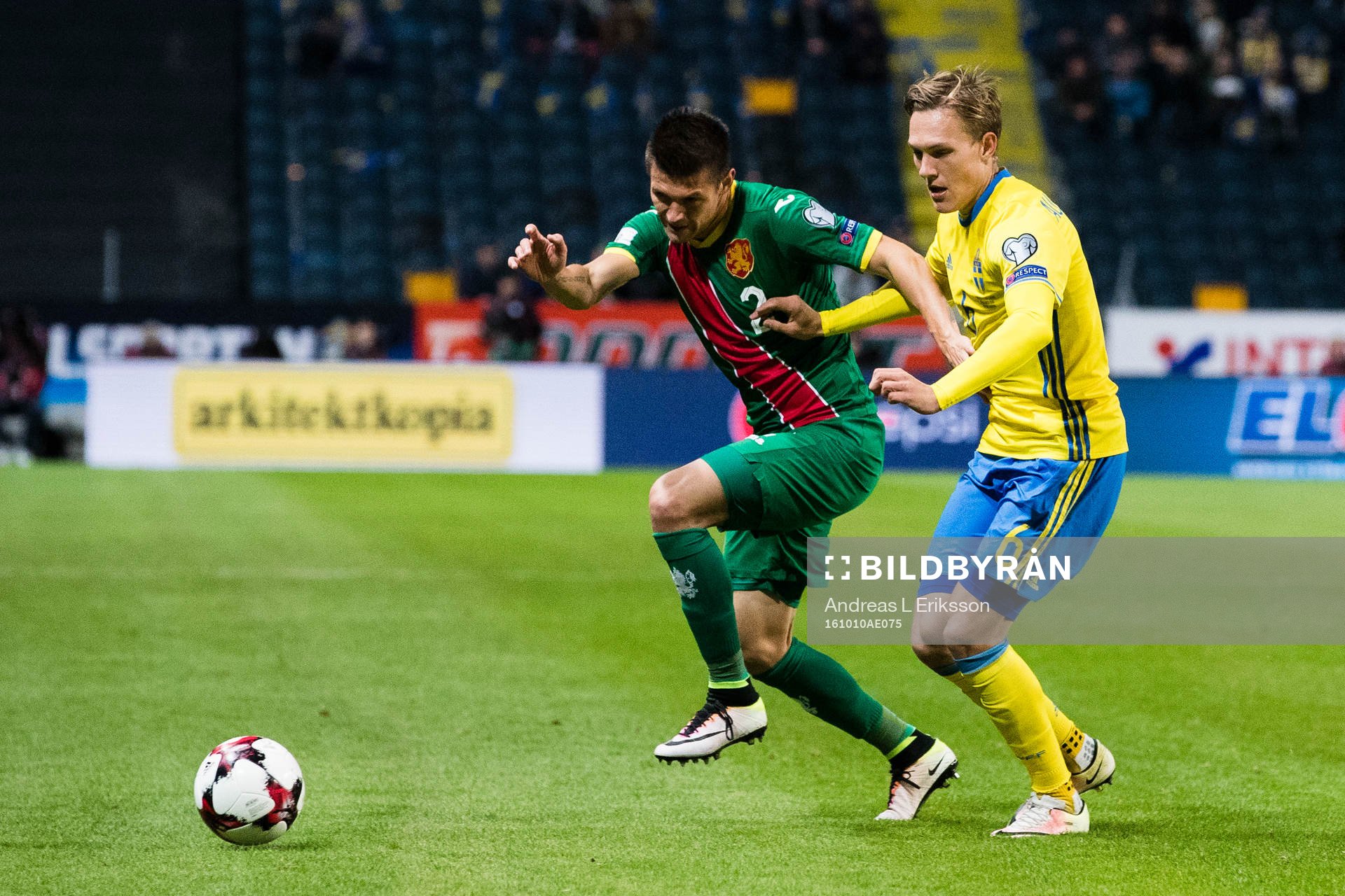Bulgariens Strahil Popov och Sveriges Ludwig Augustinsson