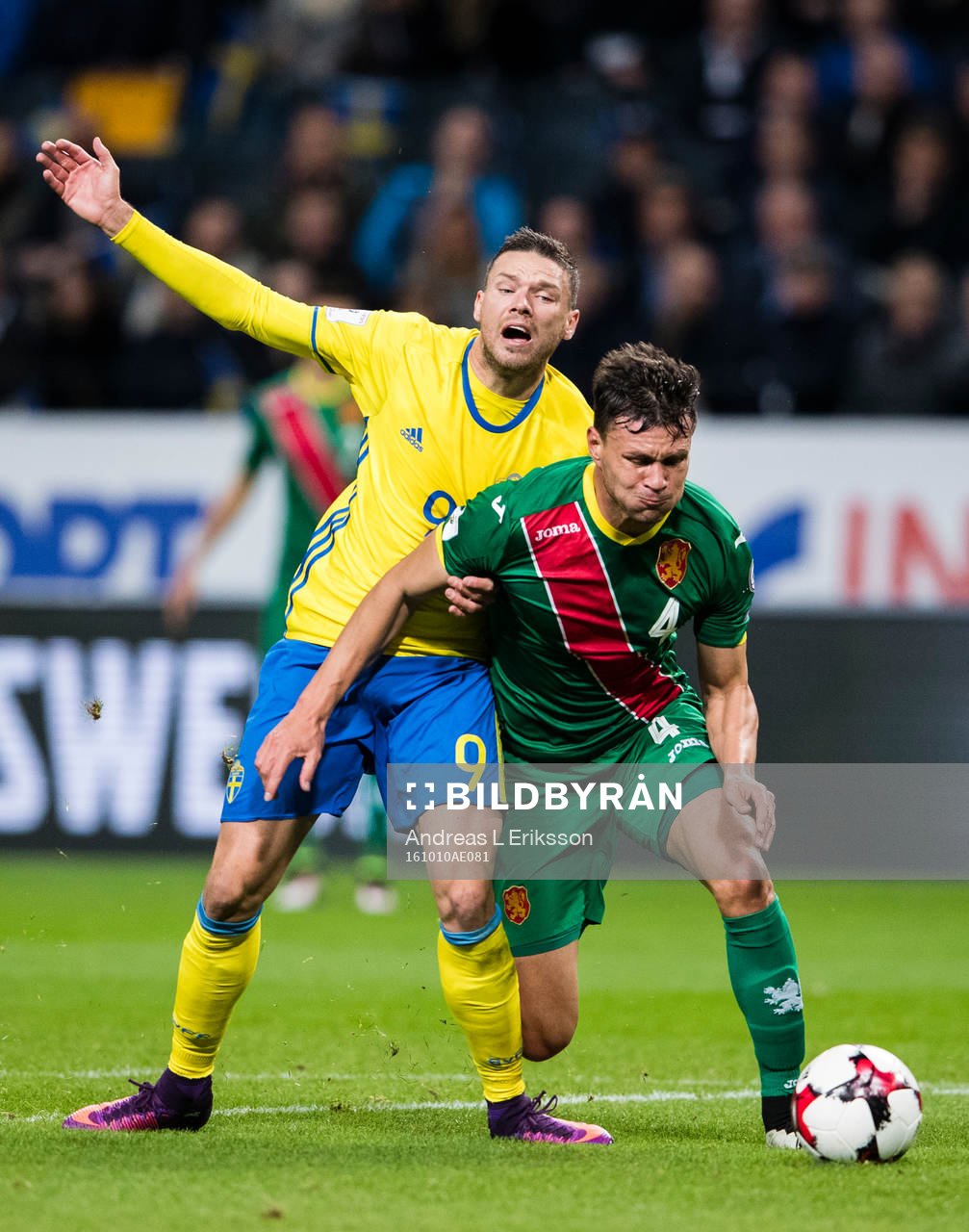 Sveriges Marcus Berg i kamp om bollen med Bulgariens Vasil
