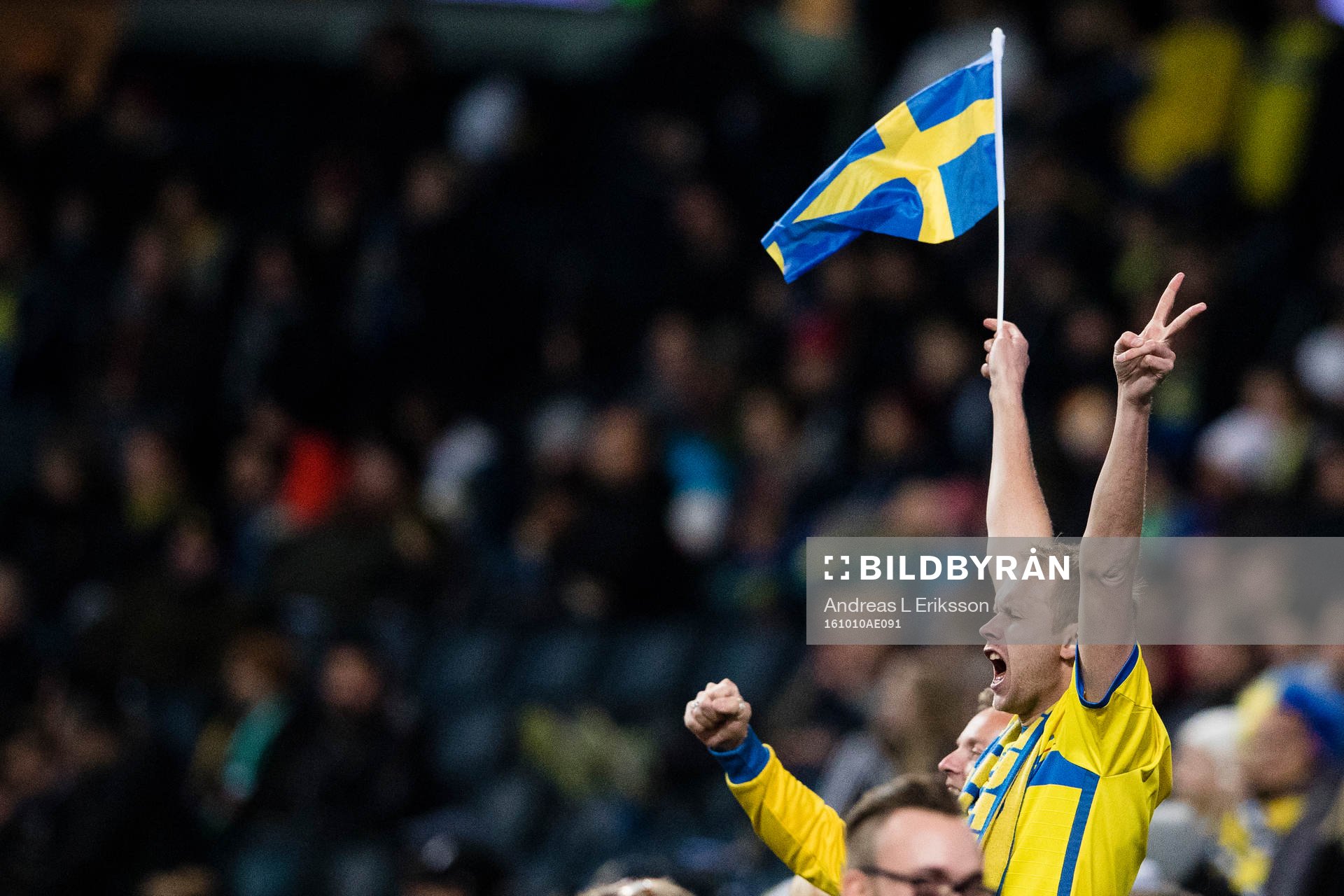 En svensk supporter jublar