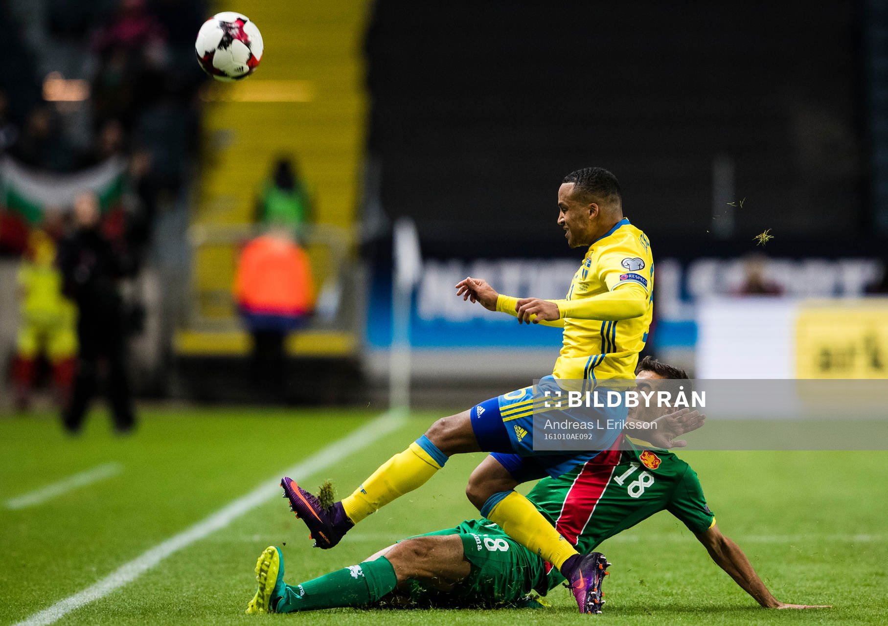 Sveriges Martin Olsson i en nörkamp med Bulgariens Ivaylo