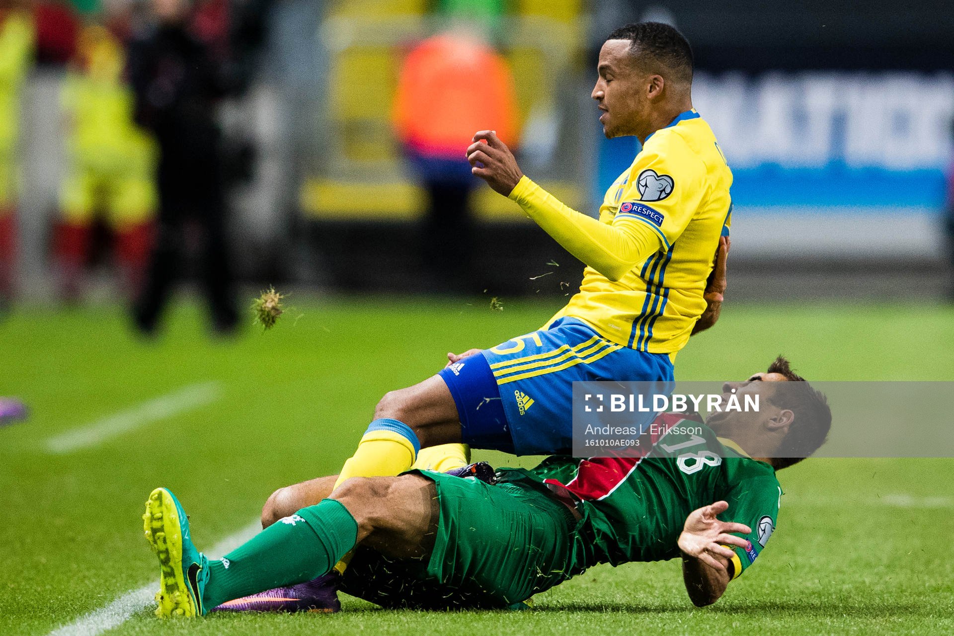 Sveriges Martin Olsson i en nörkamp med Bulgariens Ivaylo