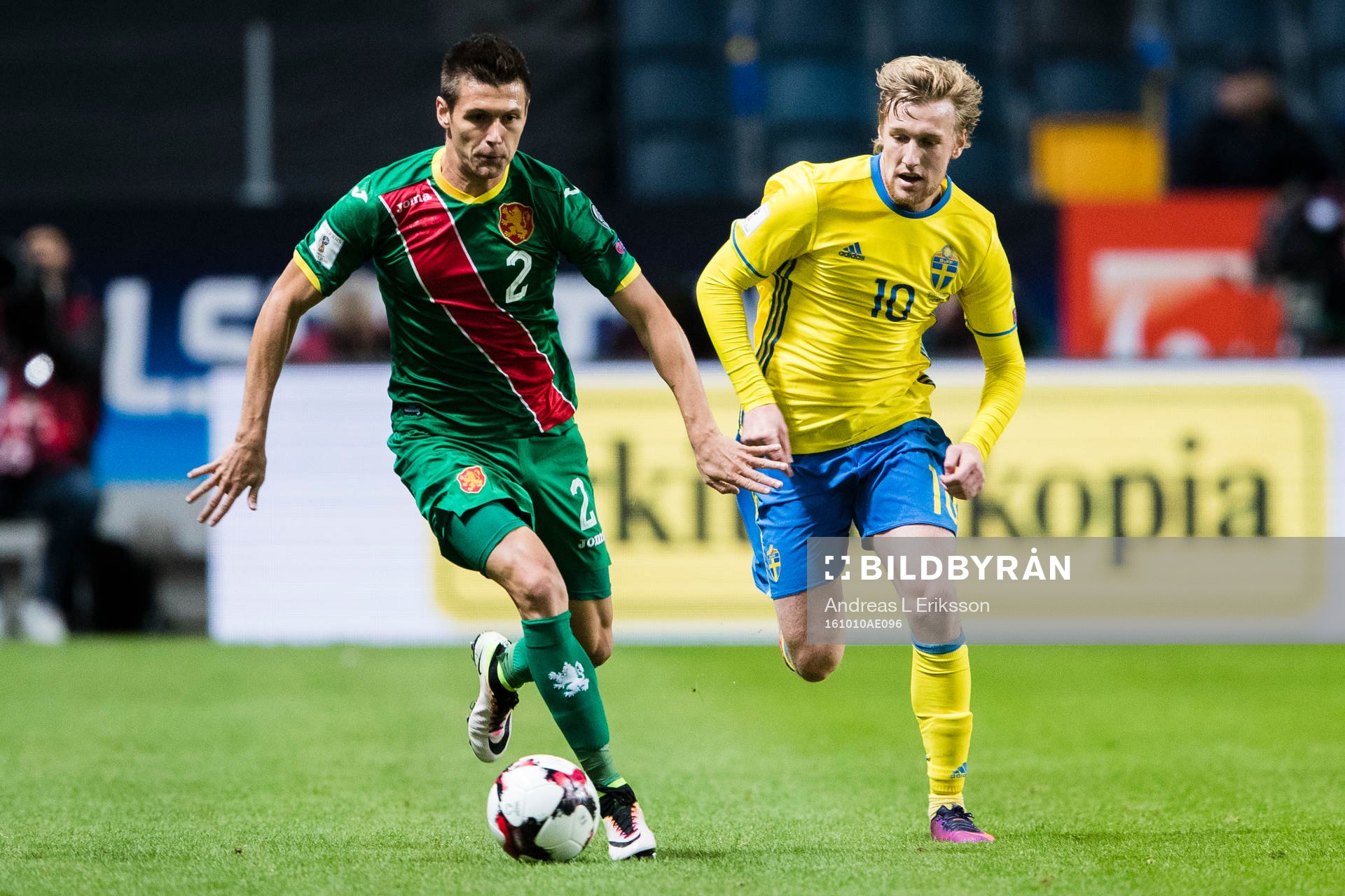 Bulgariens Strahil Popov och Sveriges Emil Forsberg under fotbollsmatchen i VM-kvalet mellan Sverige och Bulgarien den 10 oktober 2016 i Stockholm.