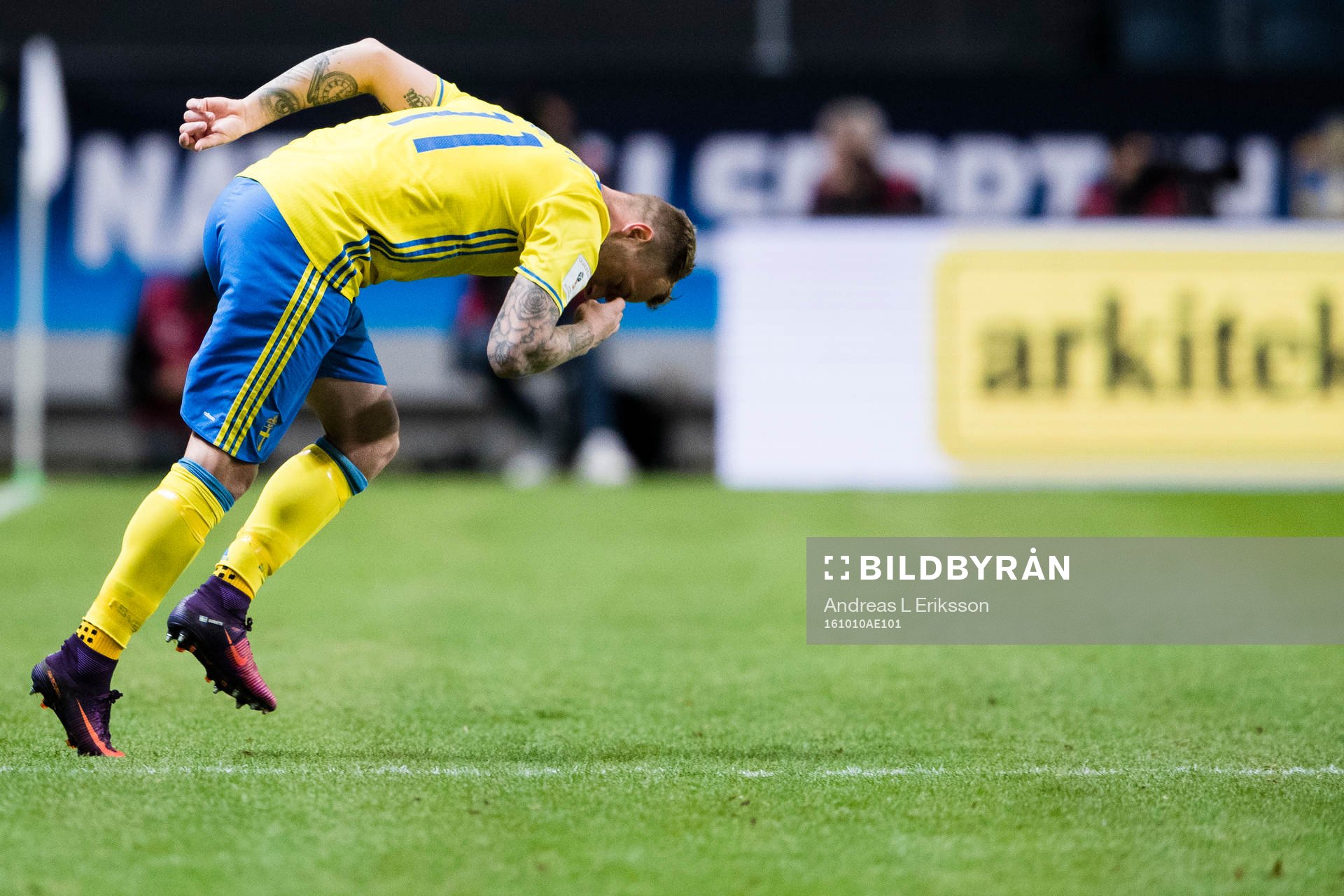 Sveriges John Guidetti kommer in på planen