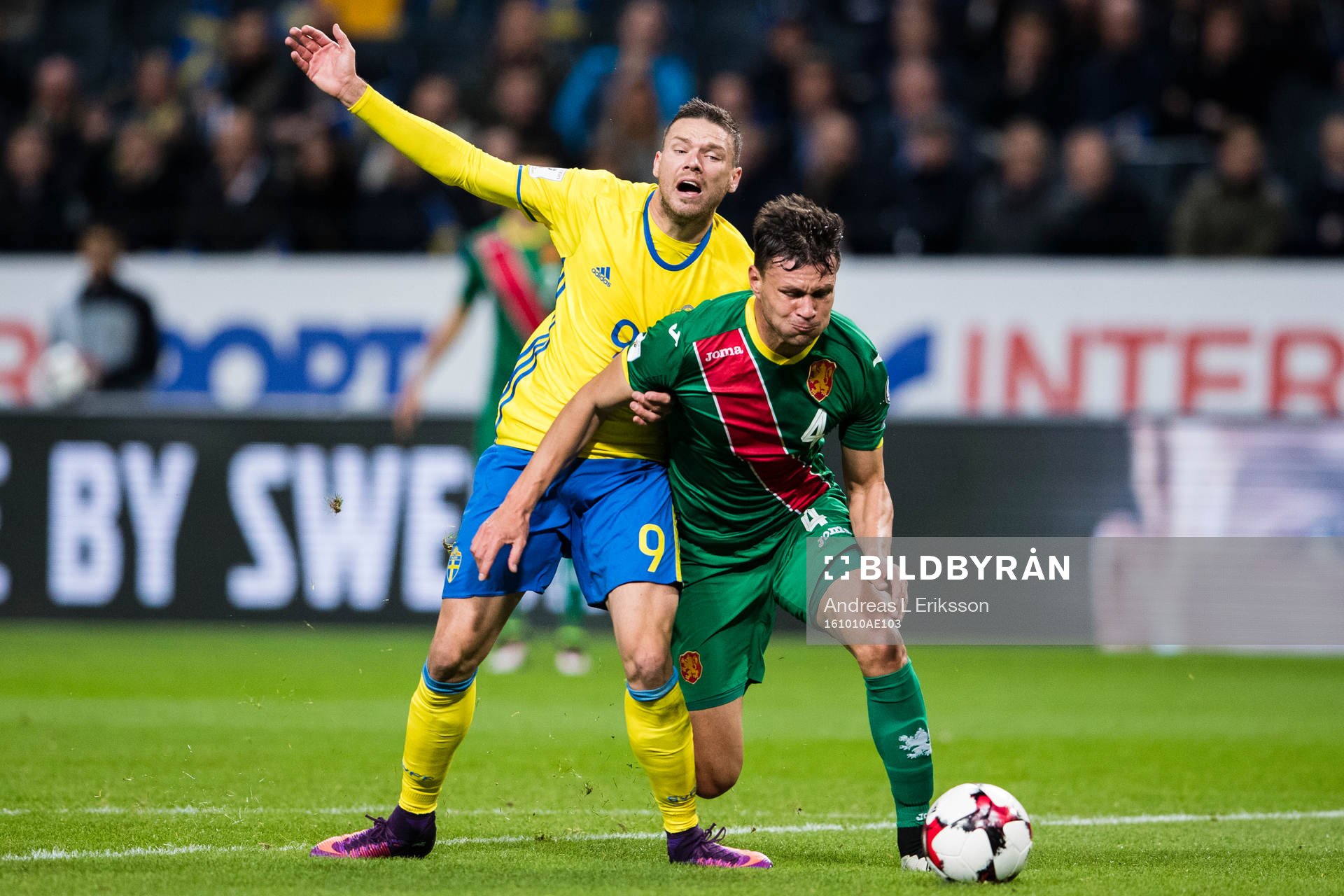 Sveriges Marcus Berg i kamp om bollen med Bulgariens Vasil Bozhikov under fotbollsmatchen i VM-kvalet mellan Sverige och Bulgarien den 10 oktober 2016 i Stockholm.