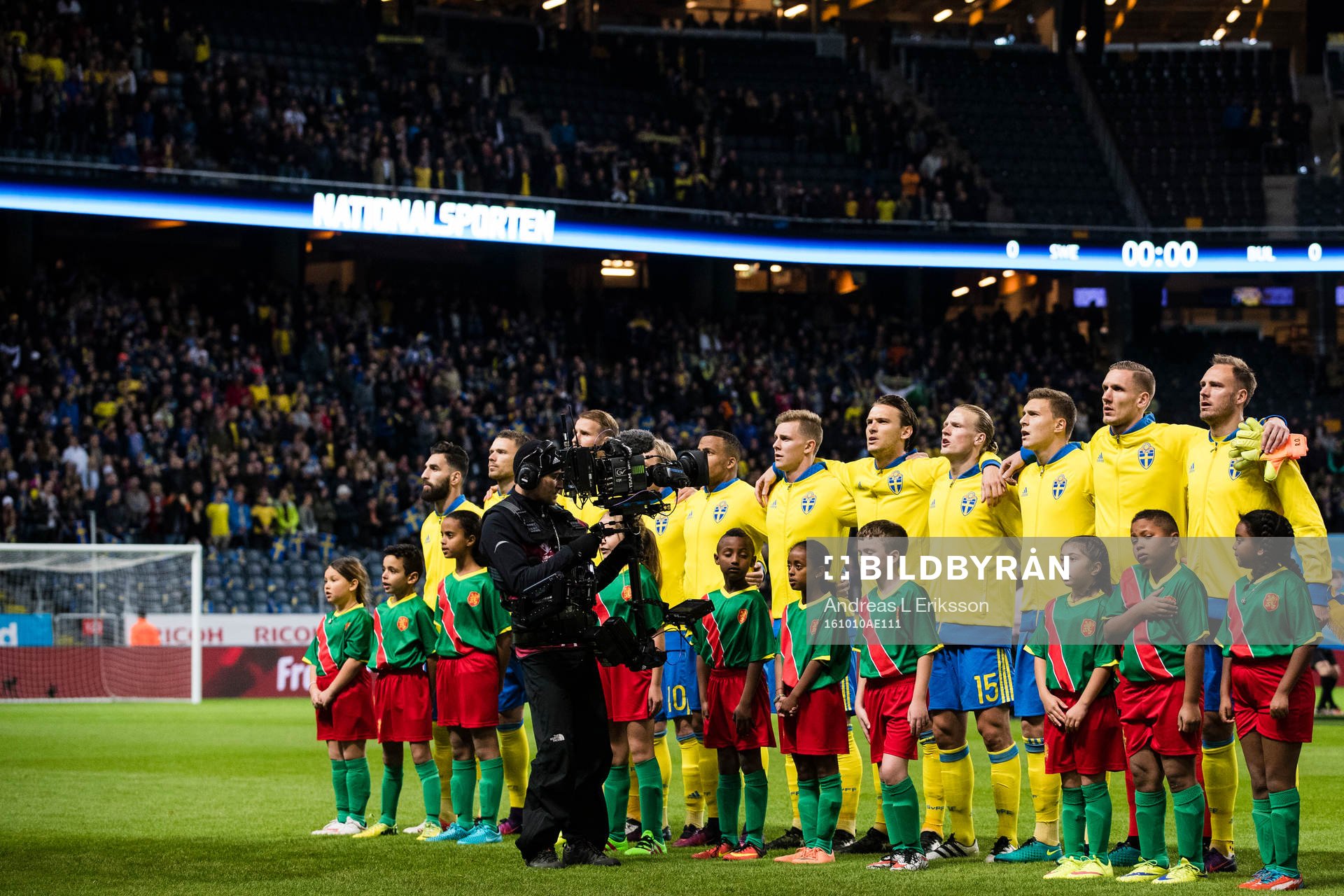 Sveriges spelare sjunger nationalsången innan