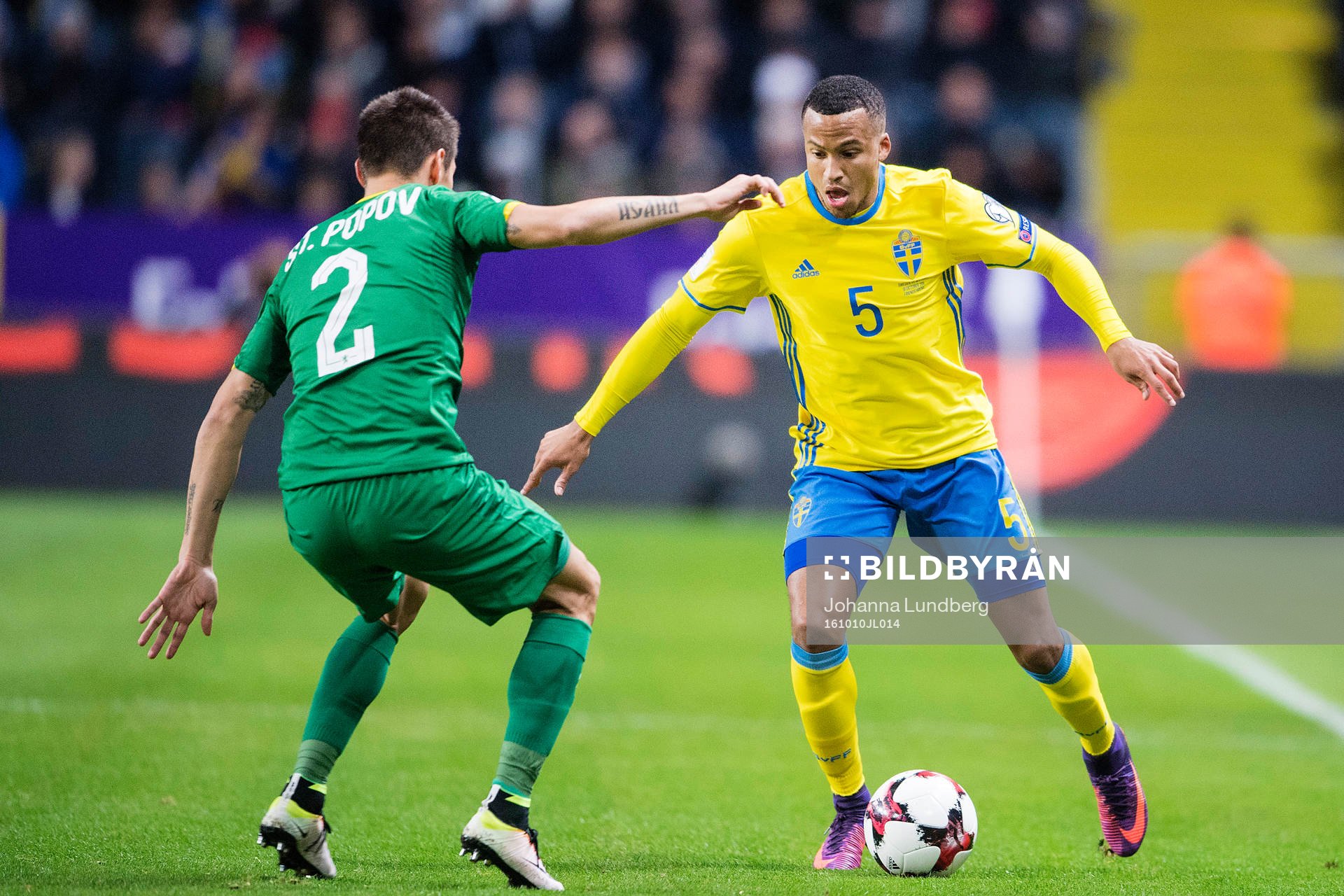 Sveriges Martin Olsson utmanar Bulgariens Strahil Popov under fotbollsmatchen i VM-kvalet mellan Sverige och Bulgarien den 10 oktober 2016 i Stockholm.