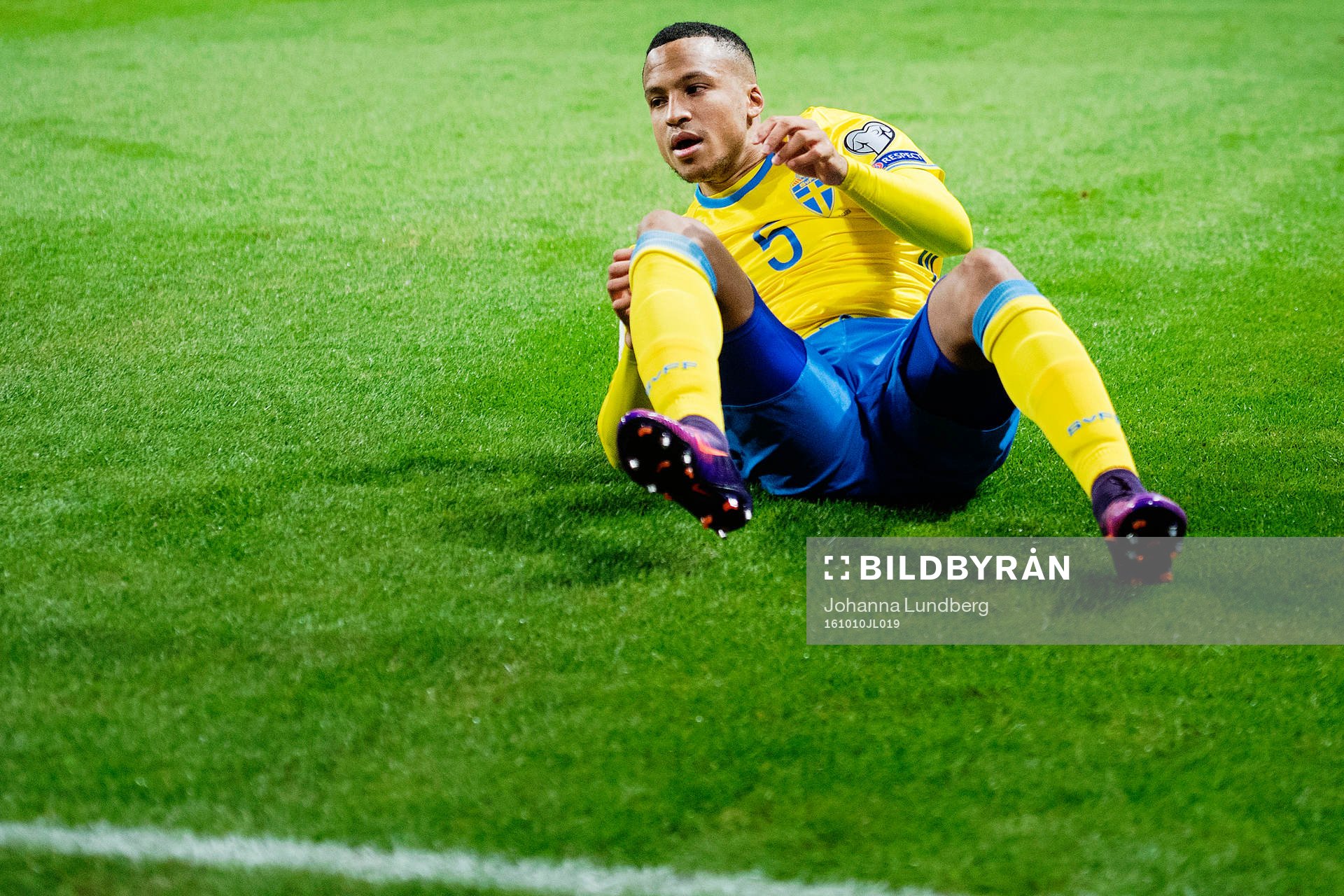 Sveriges Martin Olsson faller