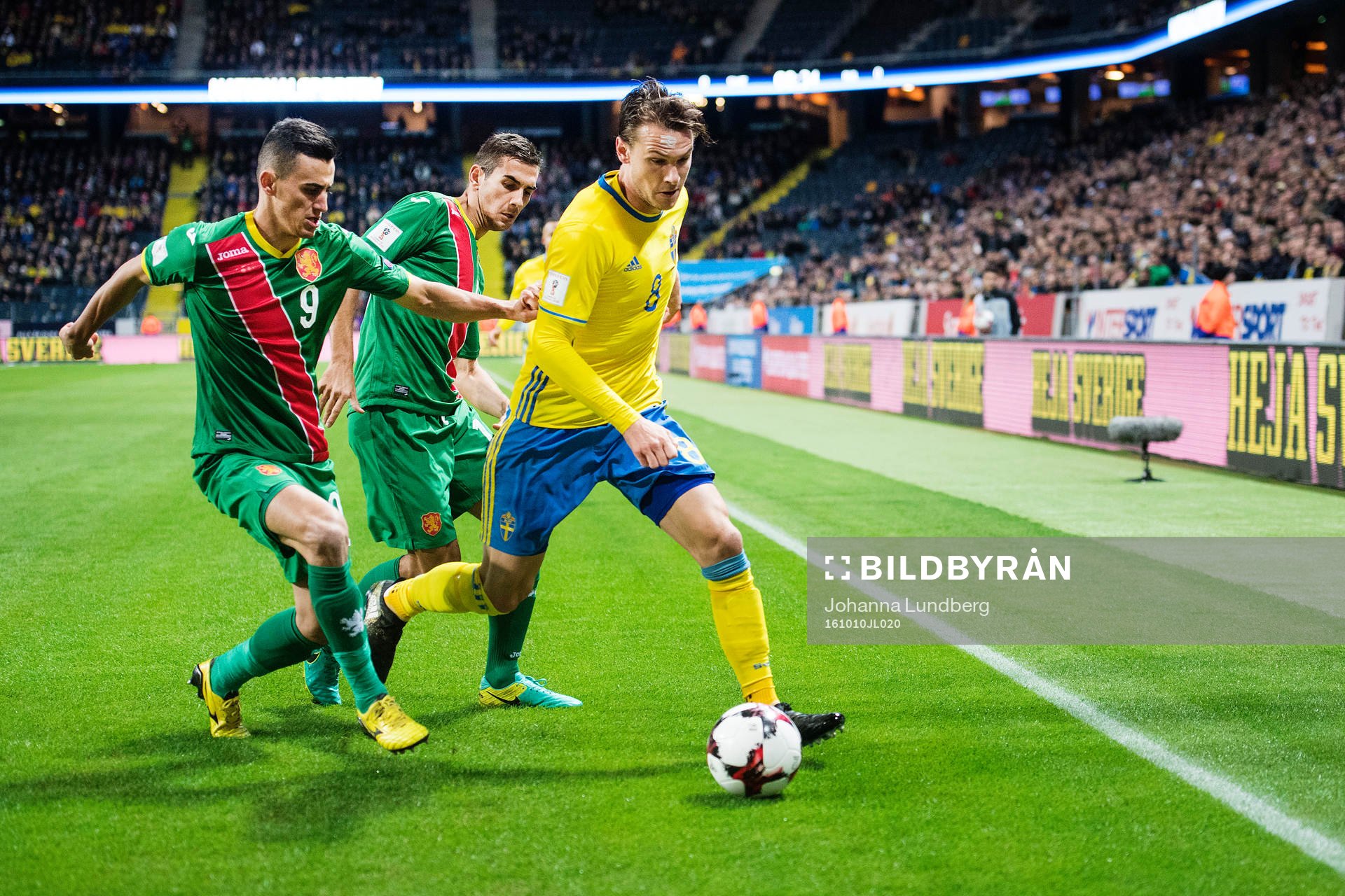 Sveriges Albin Ekdal utmanas av Bulgariens Georgi