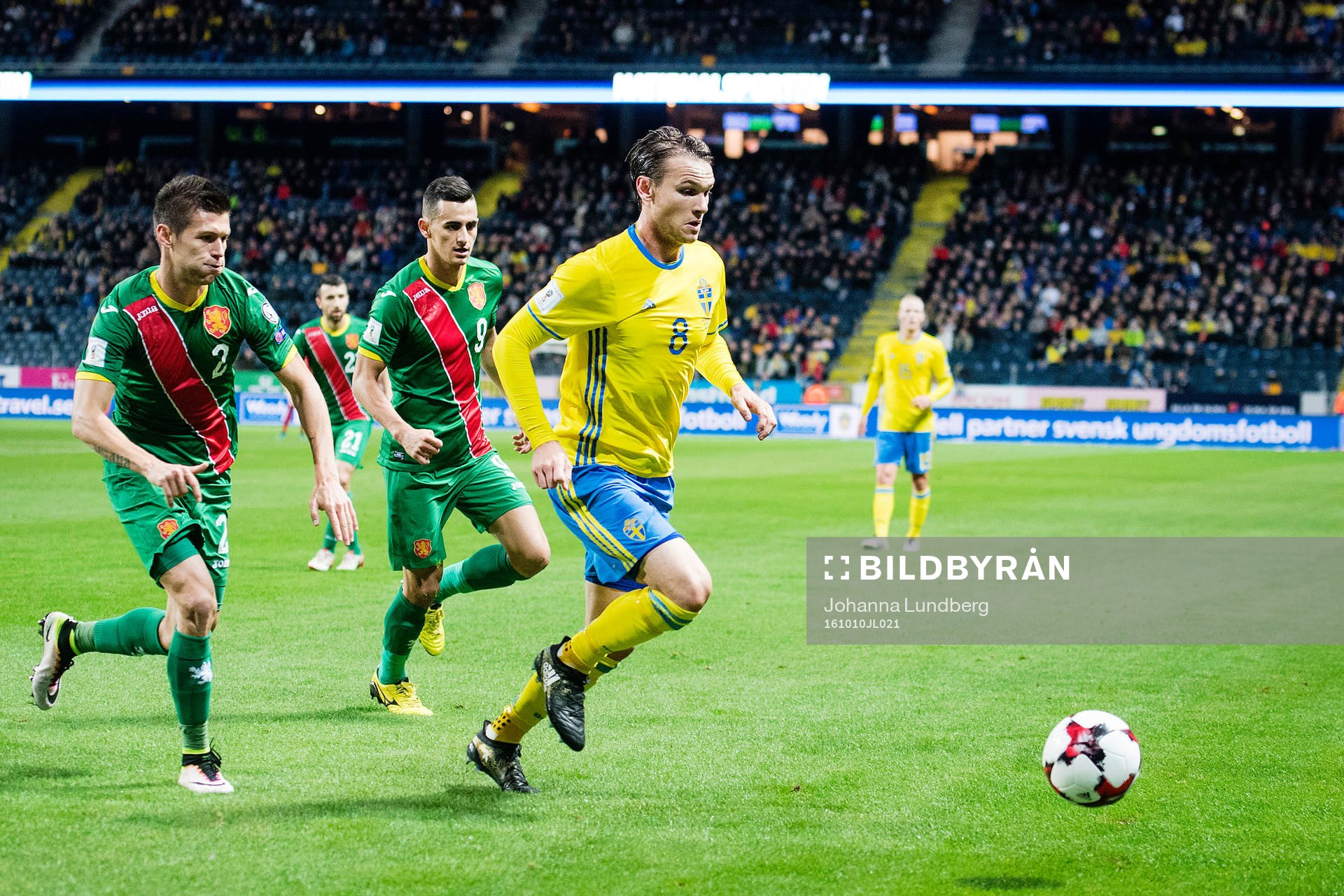 Sveriges Albin Ekdal jagas av Bulgariens Strahil Popov och Georgi Kostadinov under fotbollsmatchen i VM-kvalet mellan Sverige och Bulgarien den 10 oktober 2016 i Stockholm.