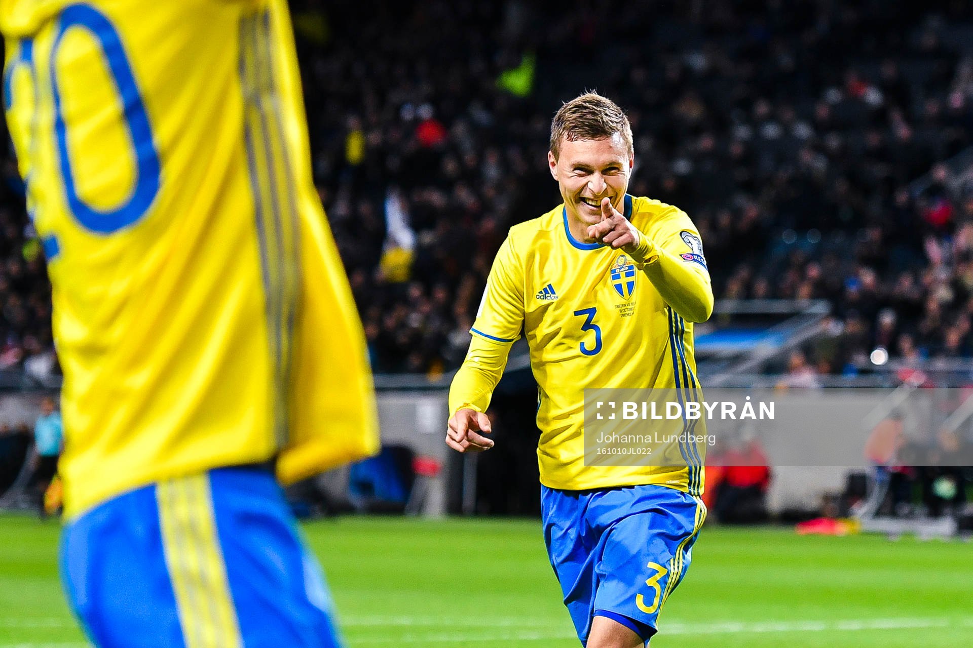 Sveriges Victor Nilsson Lindelöf jublar med Ola Toivonen