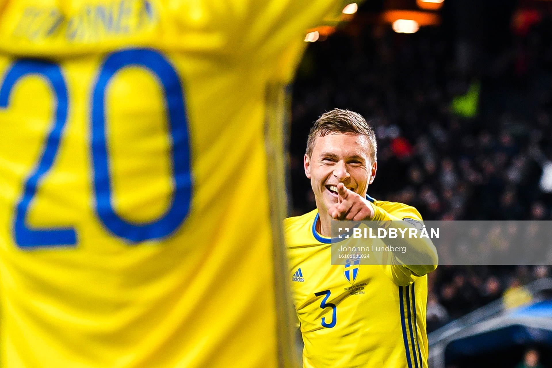 Sveriges Victor Nilsson Lindelöf jublar med Ola Toivonen