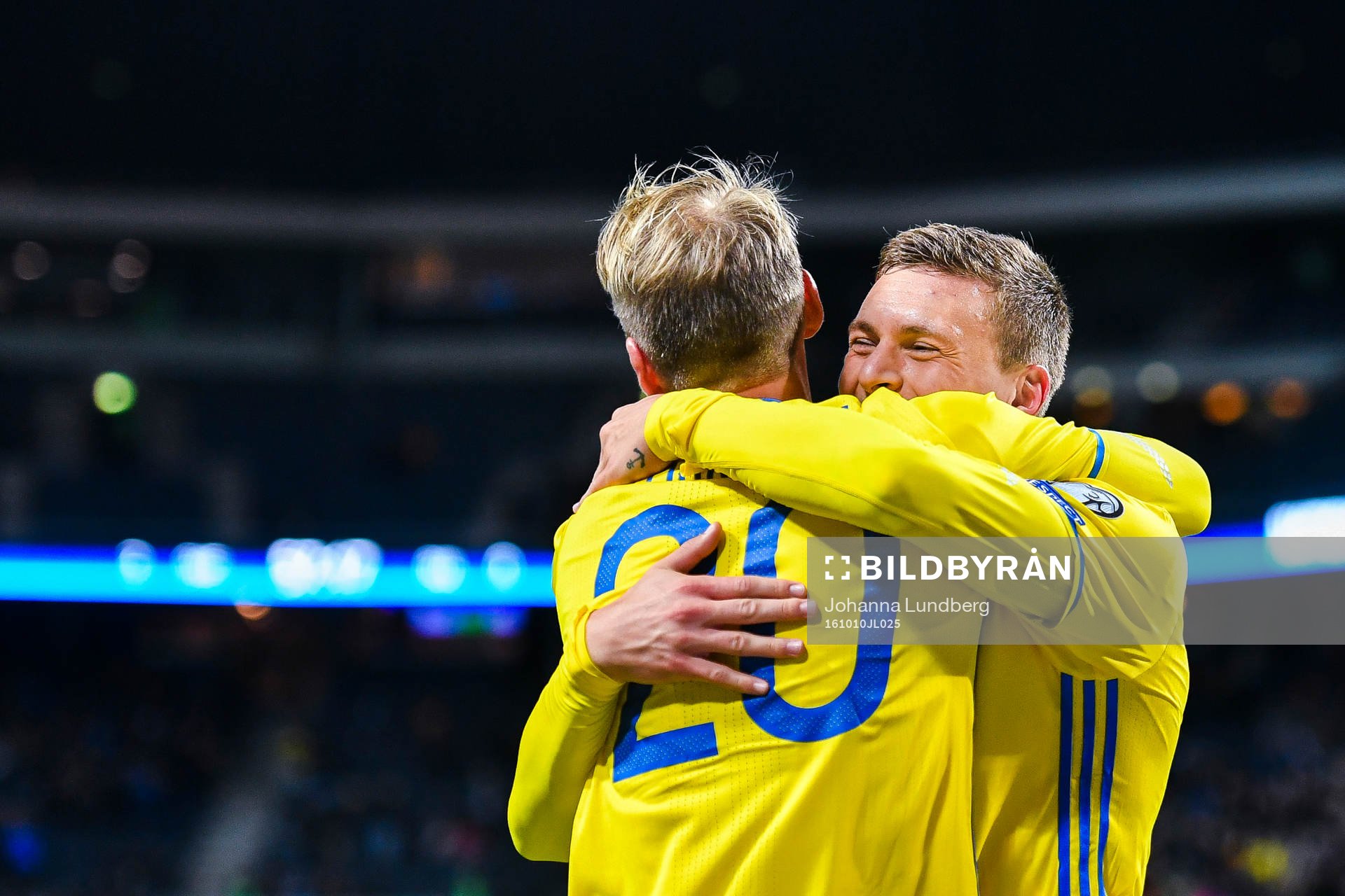 Sveriges Victor Nilsson Lindelöf jublar med Ola Toivonen