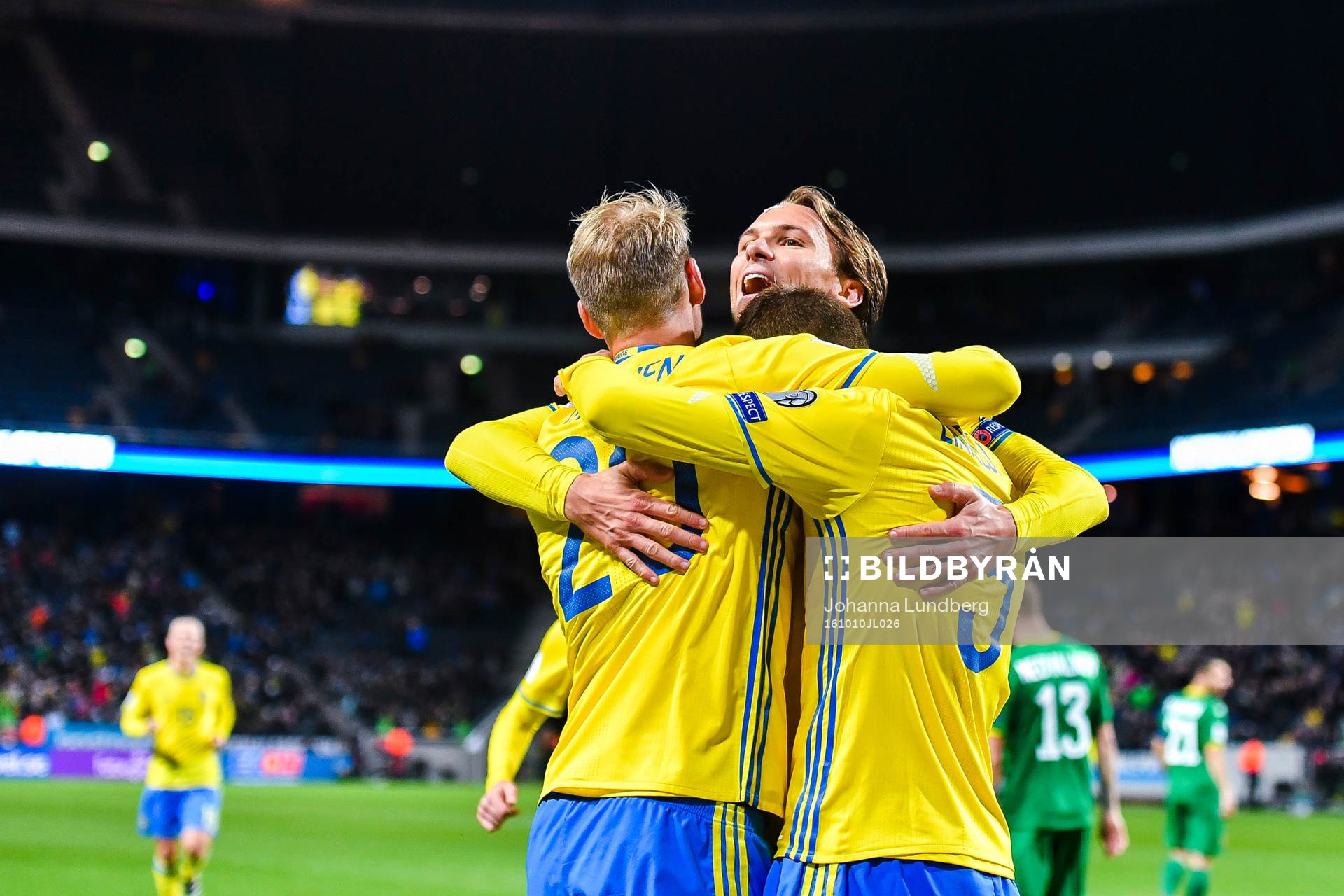 Sveriges Victor Nilsson Lindelöf jublar med Ola Toivonen